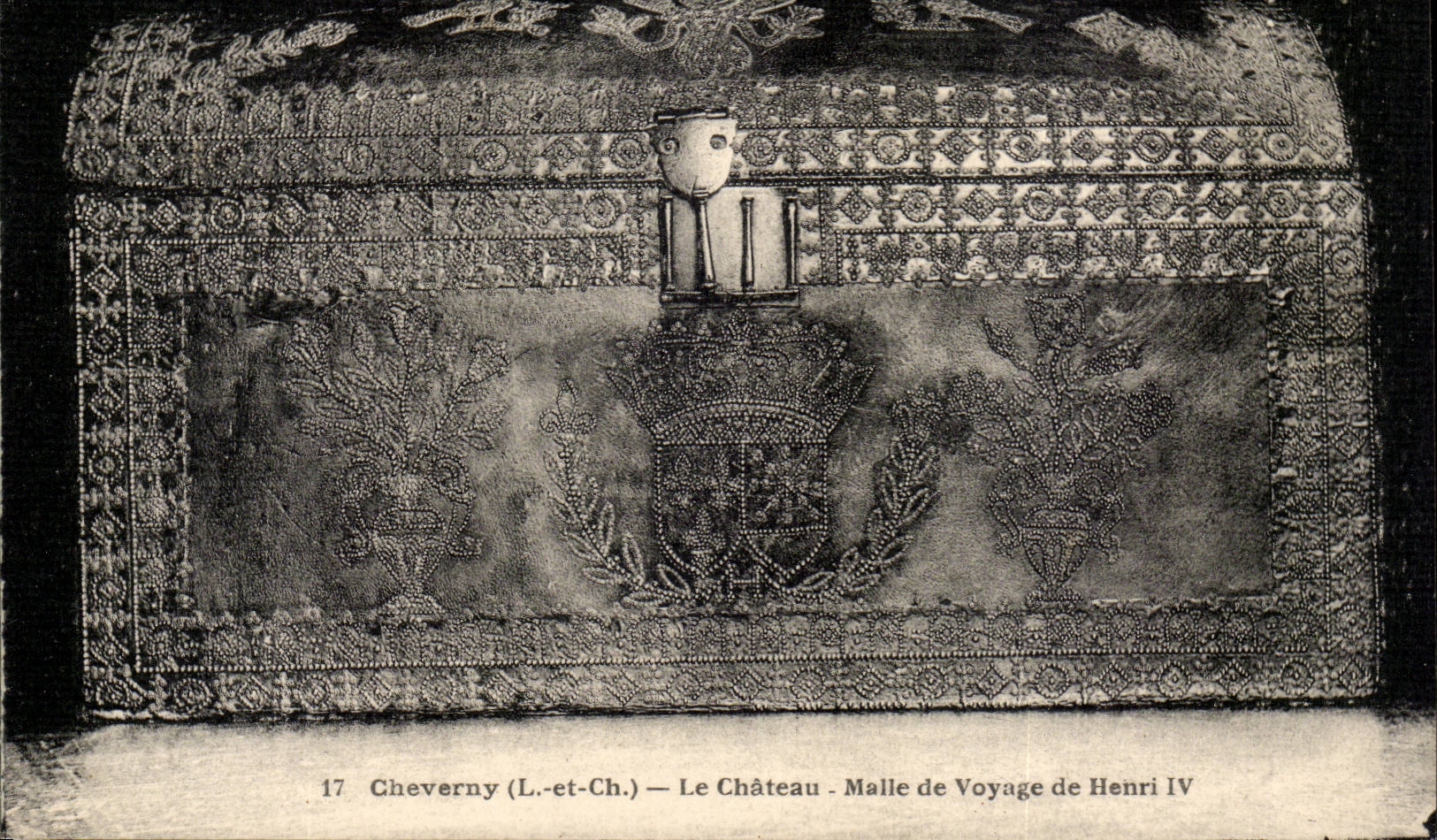 Cheverny (Loir-et-Cher) — Le Château. Malle de Voyage de Henri IV