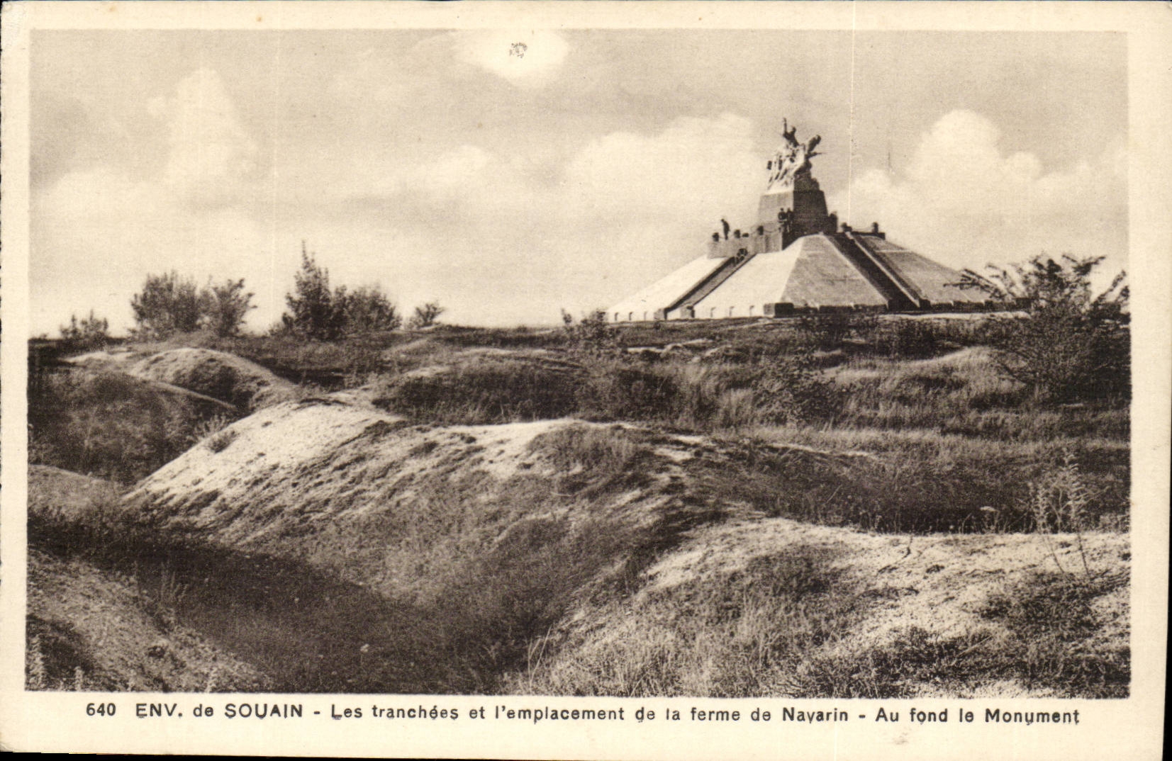 CPA Environs de Souain Les tranchees et l'emplacement de la ferme de Navarin Au fond le monument