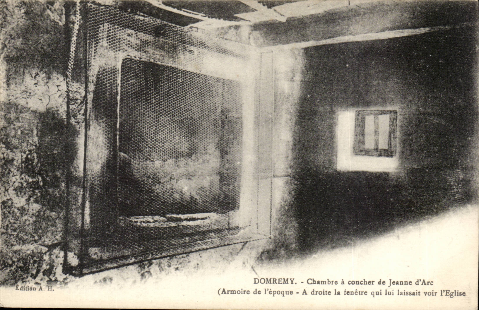 Domrémy - Chambre à coucher de Jeanne d'Arc — Armoire de l'époque - A droite la fenêtre qui lui laissait voir l'église
