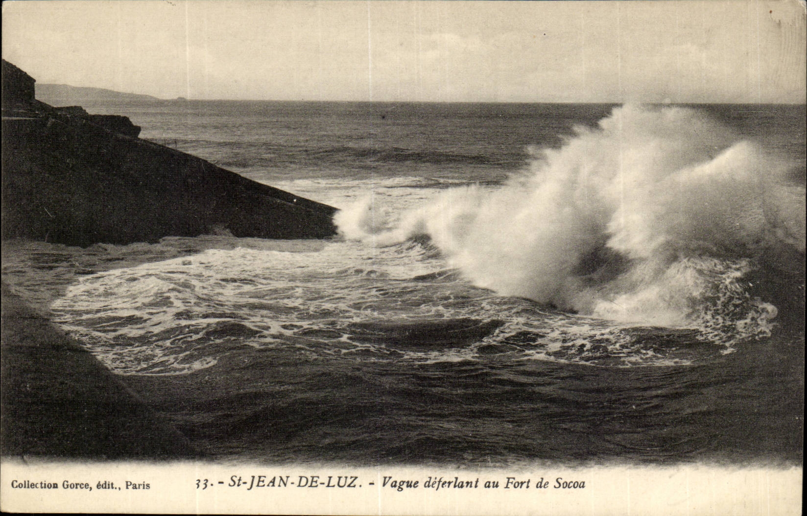 St-Jean-de-Luz — Vague déferlant au Fort de Socoa — Collection Gorce, édit., Paris, n°33