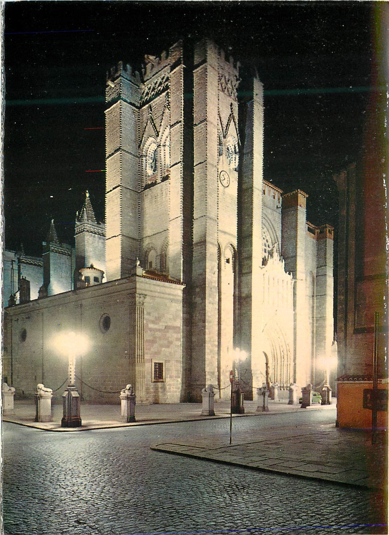 CPM Avila Vue nocturne de la Cathedrale