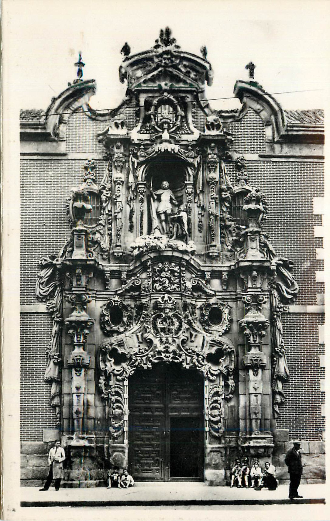 CPM Madrid Frontispice de l ancien Hospice Musee de la Ville