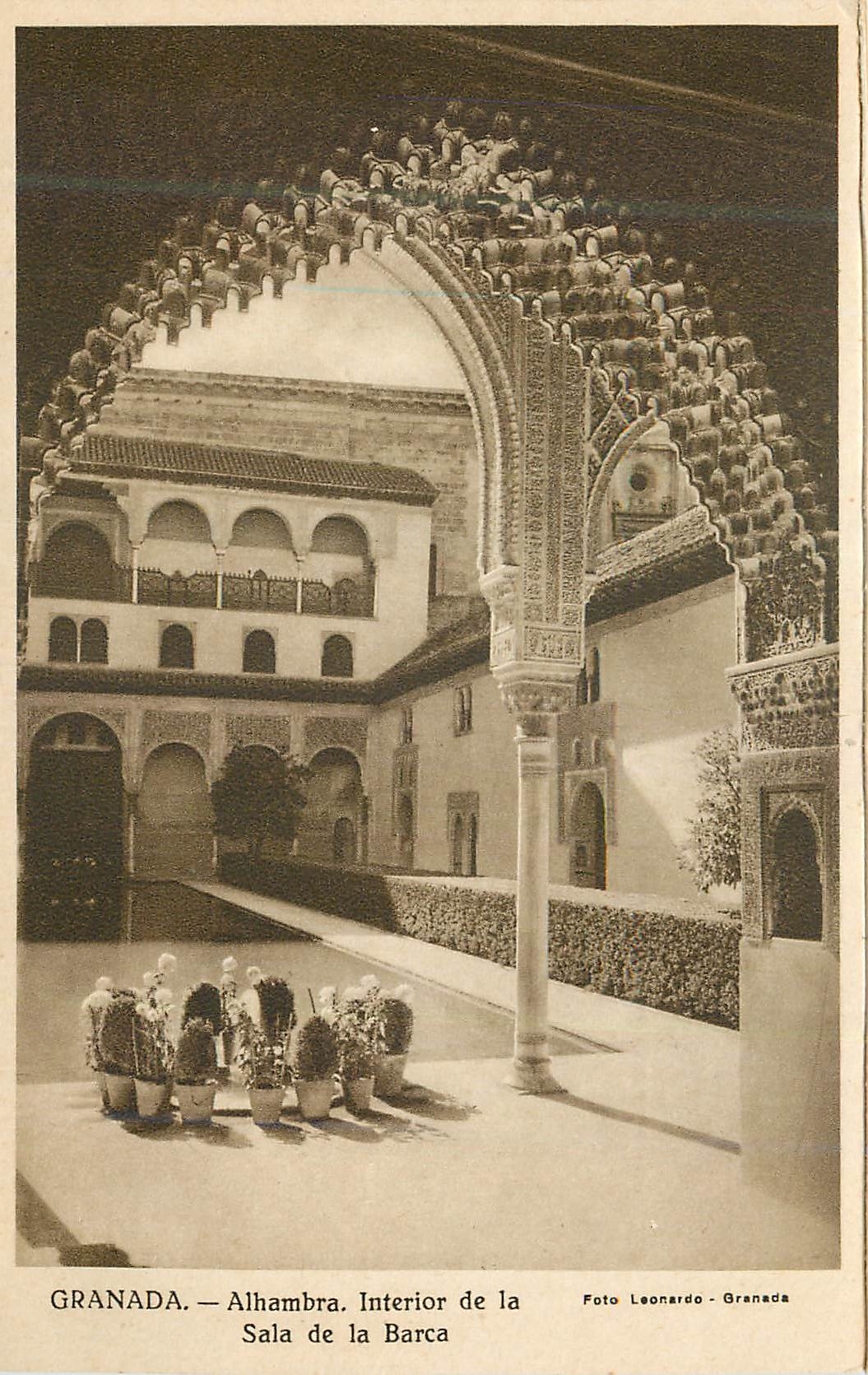 CPA Granada Alhambra Interior de la Sala de la Barca