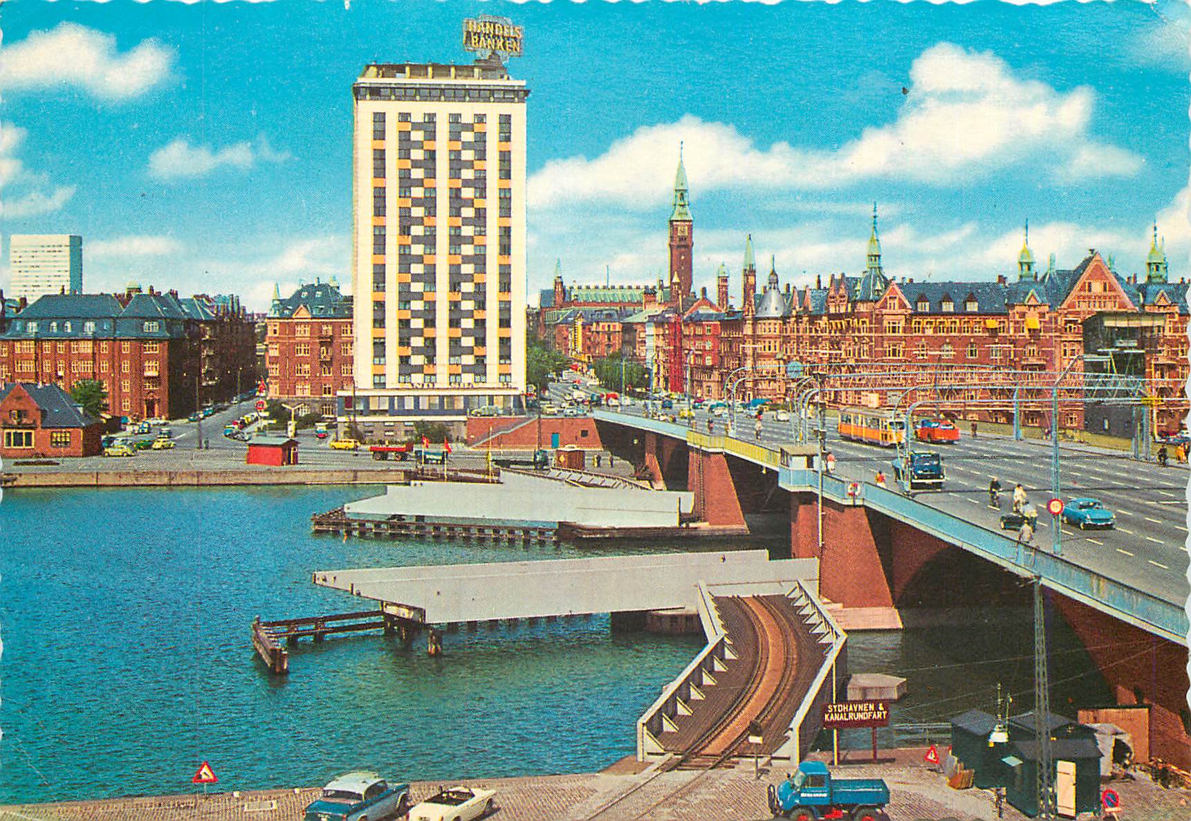 Copenhague — vue du pont Stohaynen & Kanalrundfart avec le bâtiment Handelsbanken — éditeur Kunstnerlag København, n°166