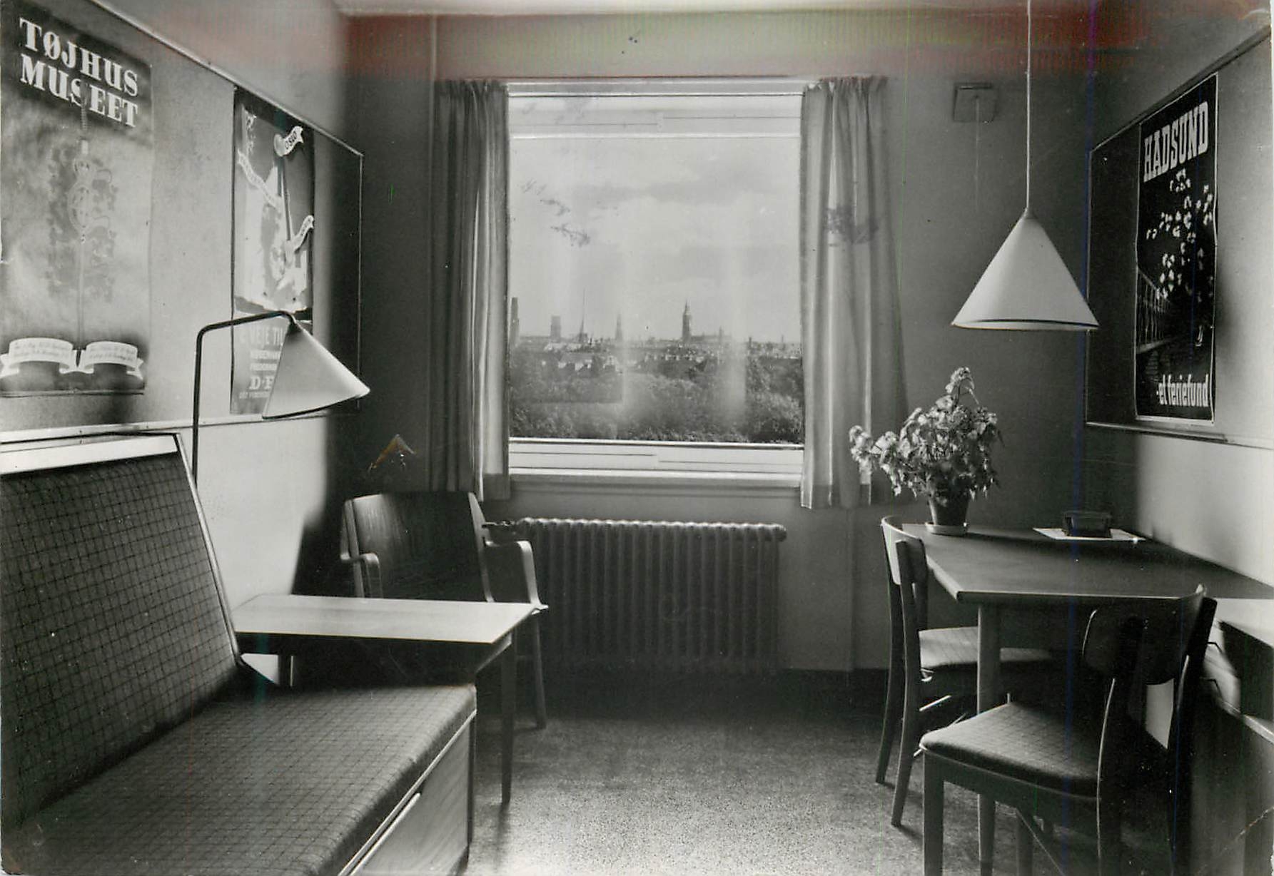 Intérieur d'un séjour à Copenhague — Tøjhus Museum et Radsund — éditeur Egmont Hotel, 1954