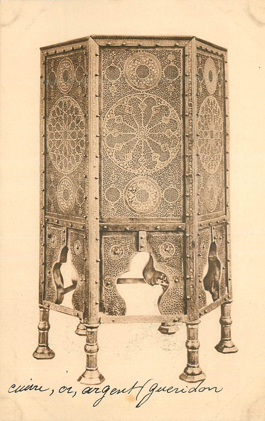 CPA Cairo Gueridon en cuivre incruste or et argent xiv siecle Musee Arabe au Caire