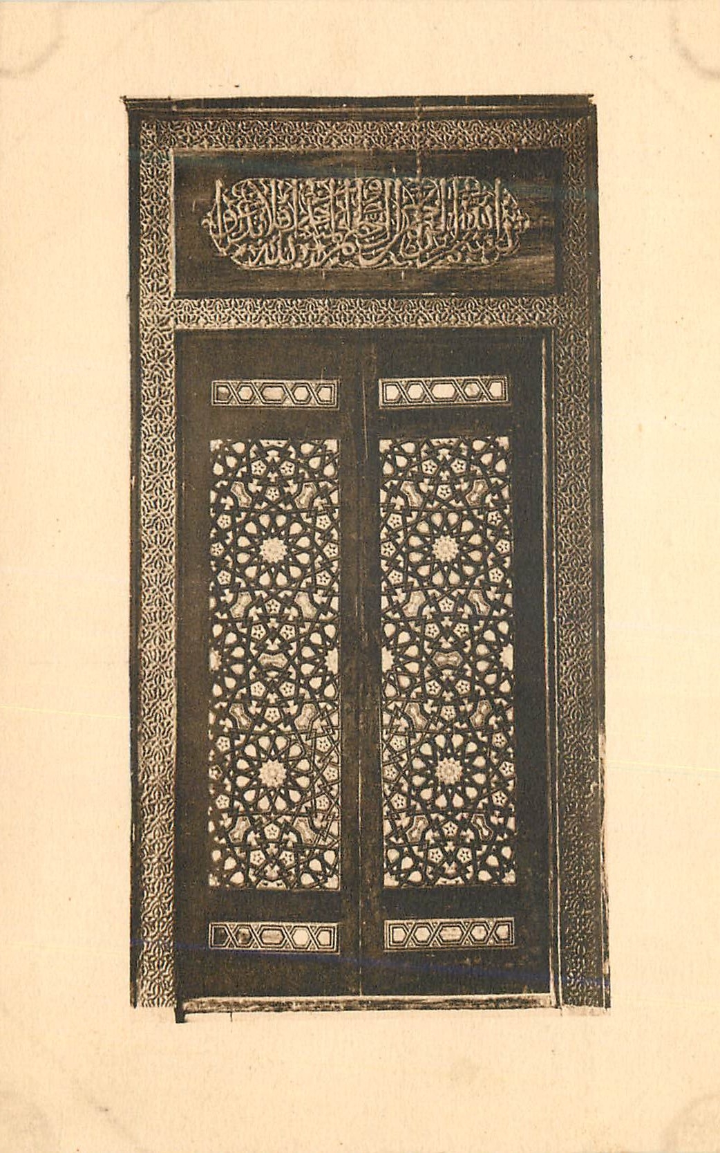 Porte en bois ouvragé ébène et ivoire — Mosquée Al Moayyad au Caire (XVe siècle) — Phototyp. Frobenius S. A. Bâle (Suisse)