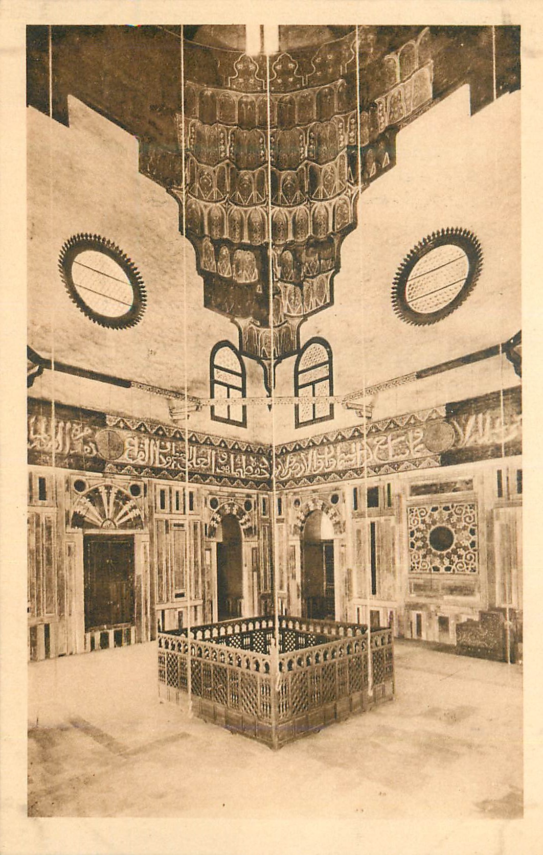 CPA Interieur du tombeau du sultan Hassan au Caire xiv siecle