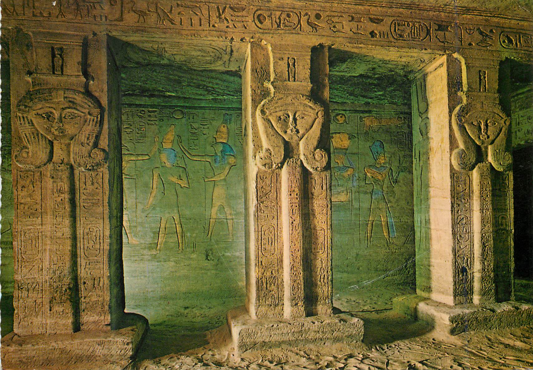 CPM Abu Simbel Les pillers de Hathor dans le Petit temple