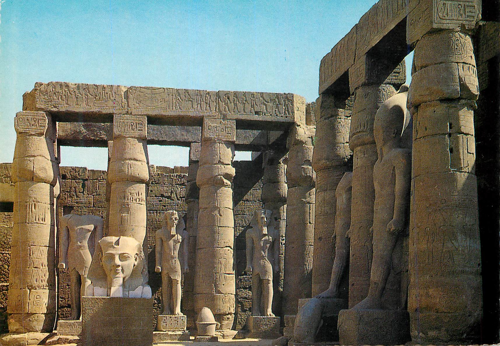 CPM Temple de Louxor Statues de Ramses ii dans le grande cour