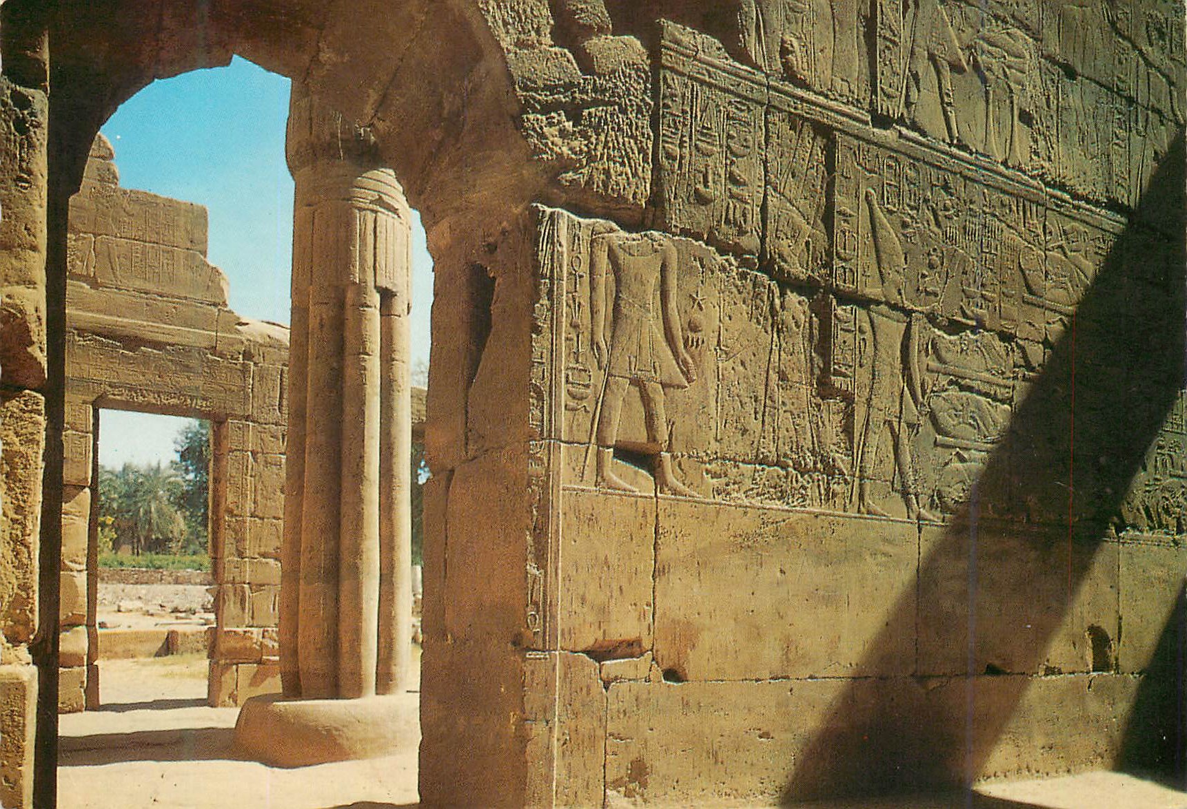 CPM Temple de Louxor Relief dans la salle exterieure