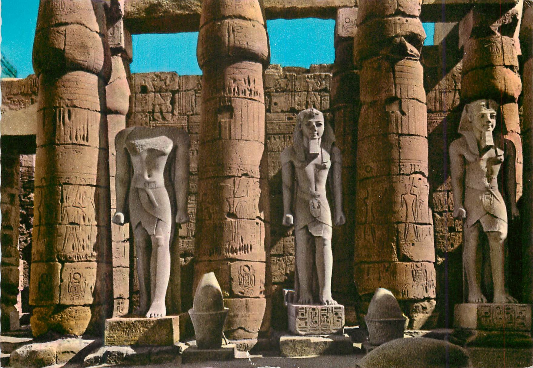 CPM Luxor Vorhof des Amon Tempels mit Ramses ii Statuen