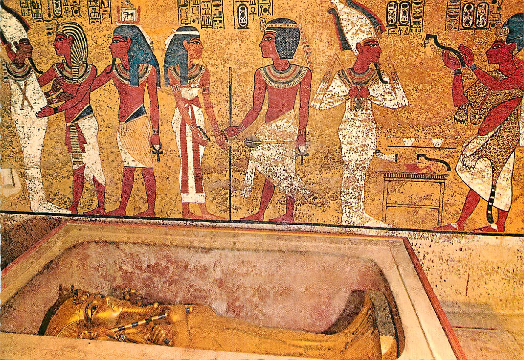 CPM Luxor Vallee des Rois Momie de Tout Ankh Amun dans le cercueil d or