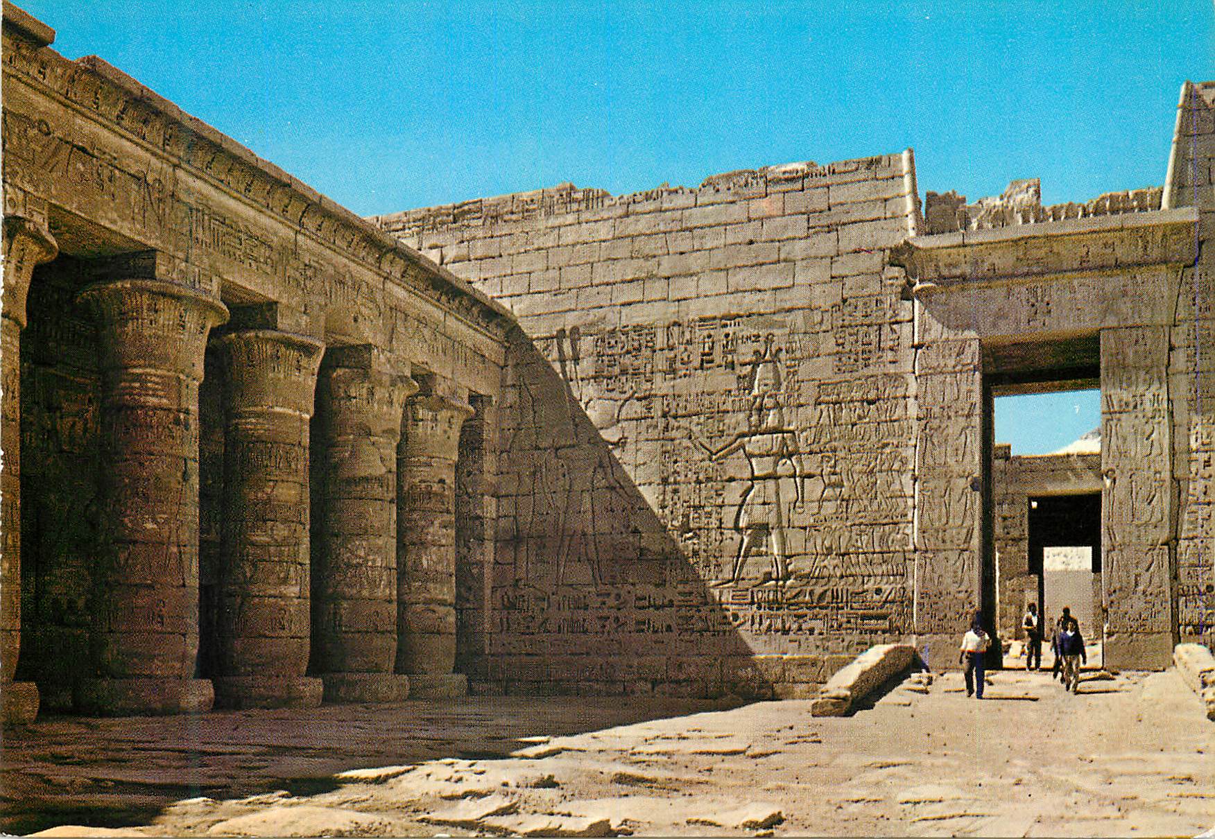 CPM Louxor Medinet Habou Cour du temple de Ramses