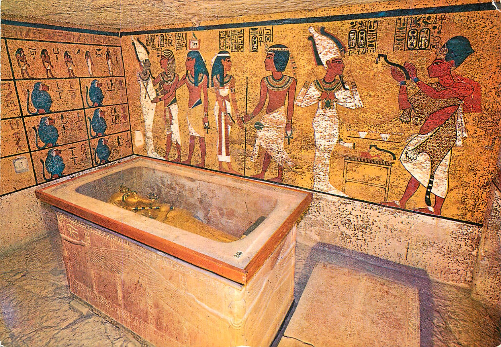 CPM Louxor Vallee des Rois Sarcophage dans la tombe de Tout Ankh Amon