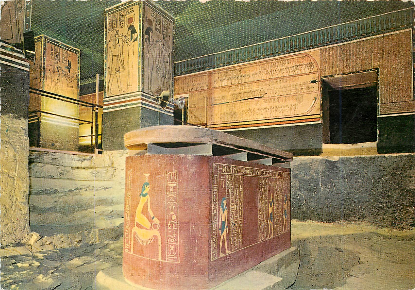 CPM Louxor Vallee des Rois Le Sarcophage dans le tombe d Aminophis II