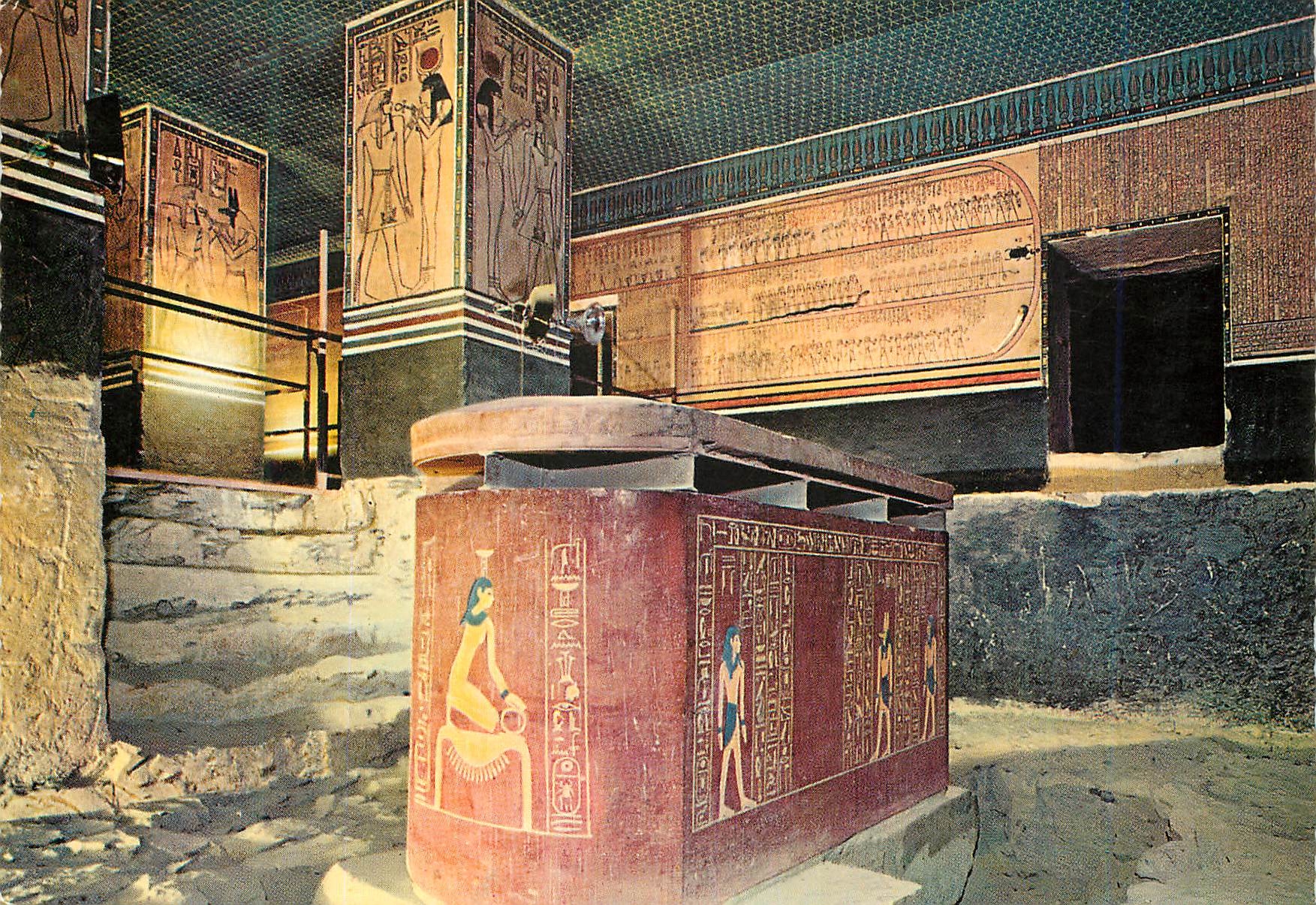 CPM Louxor Vallee des Rois Le Sarcophage dans le tombe d Aminophis ii