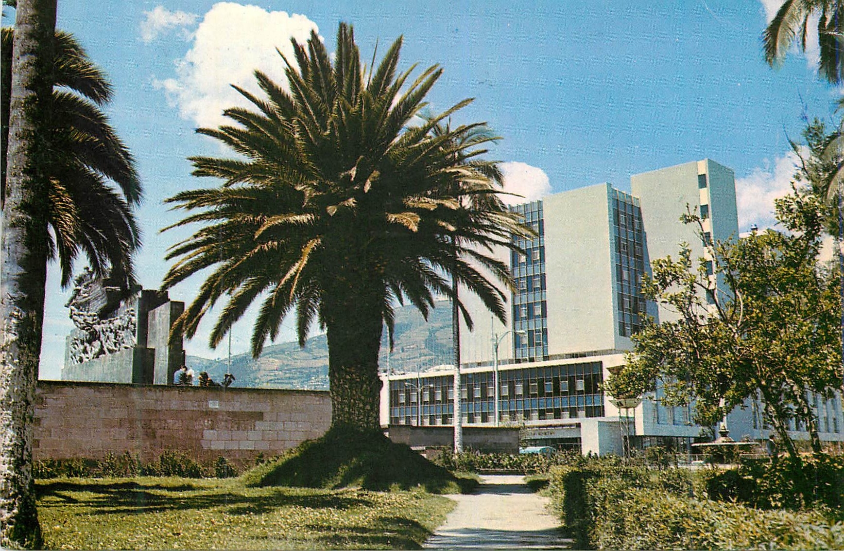 CPM Quito Ecuador Sud America EL moderno Banco Central del Ecuador junto al parque de la Alameda