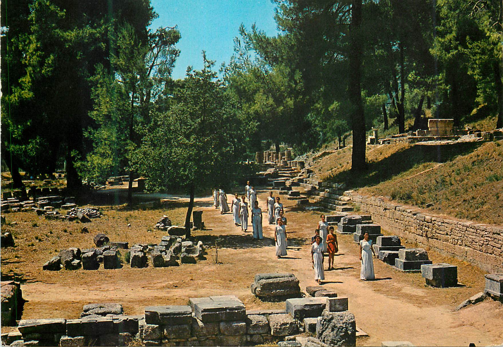 CPM Olympie La marche de la procession vers la place sacree