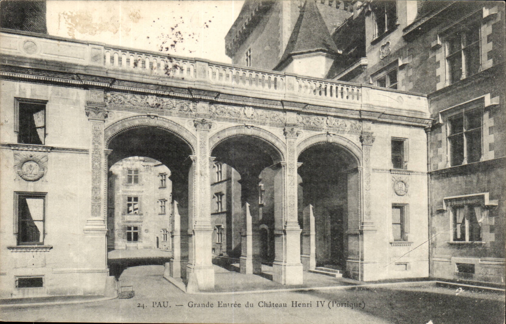 Pau CPA Grande entree du chateau Herni IV (portique)