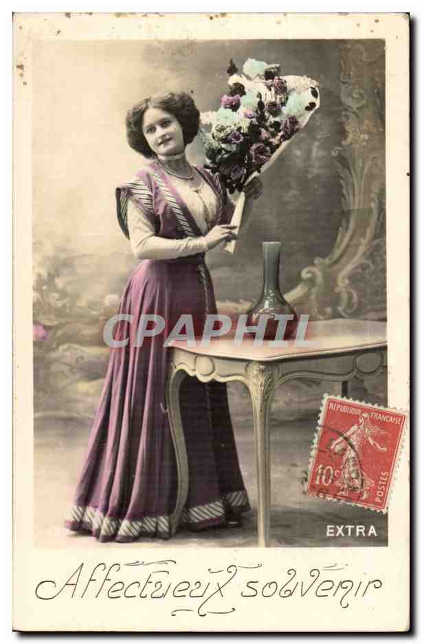 Femme en robe violette tenant un bouquet — souvenir — éditeur inconnu, n° de série non visible