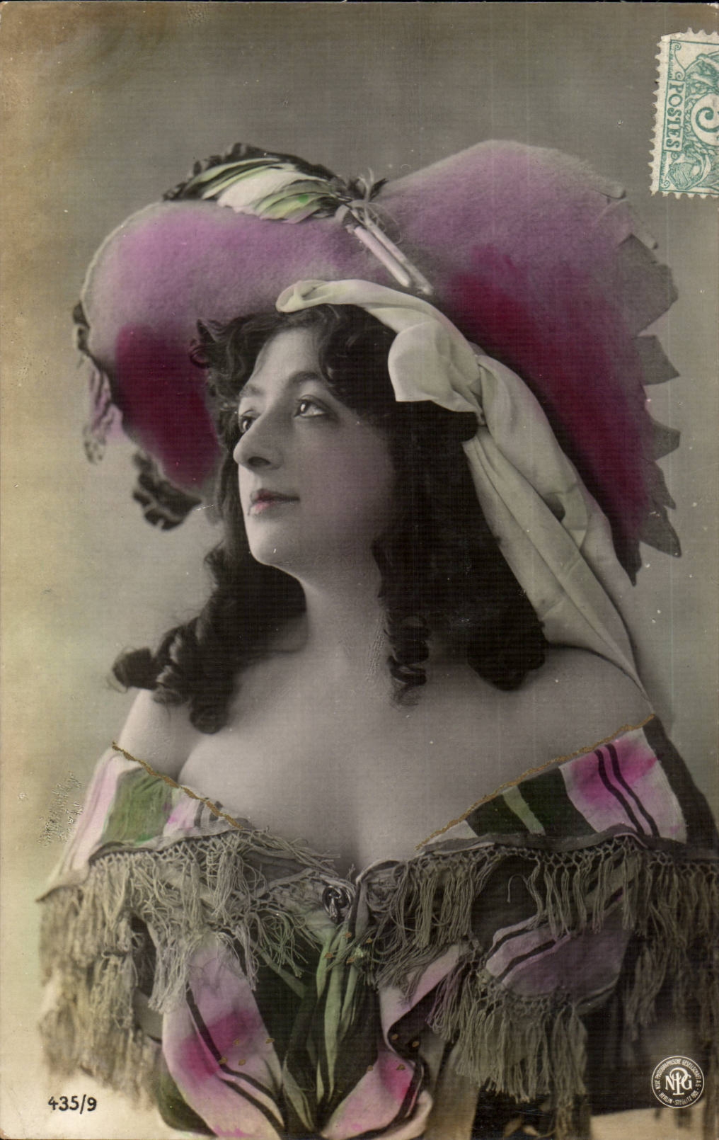 Femme en costume exotique — chapeau violet orné de plumes — éditeur NRA, n° 435/9