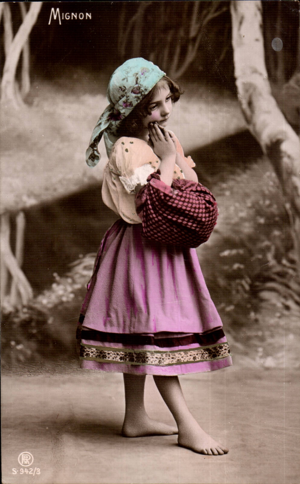 Petite fille en robe rose et bonnet fleuri — Mignon, série S.942/3
