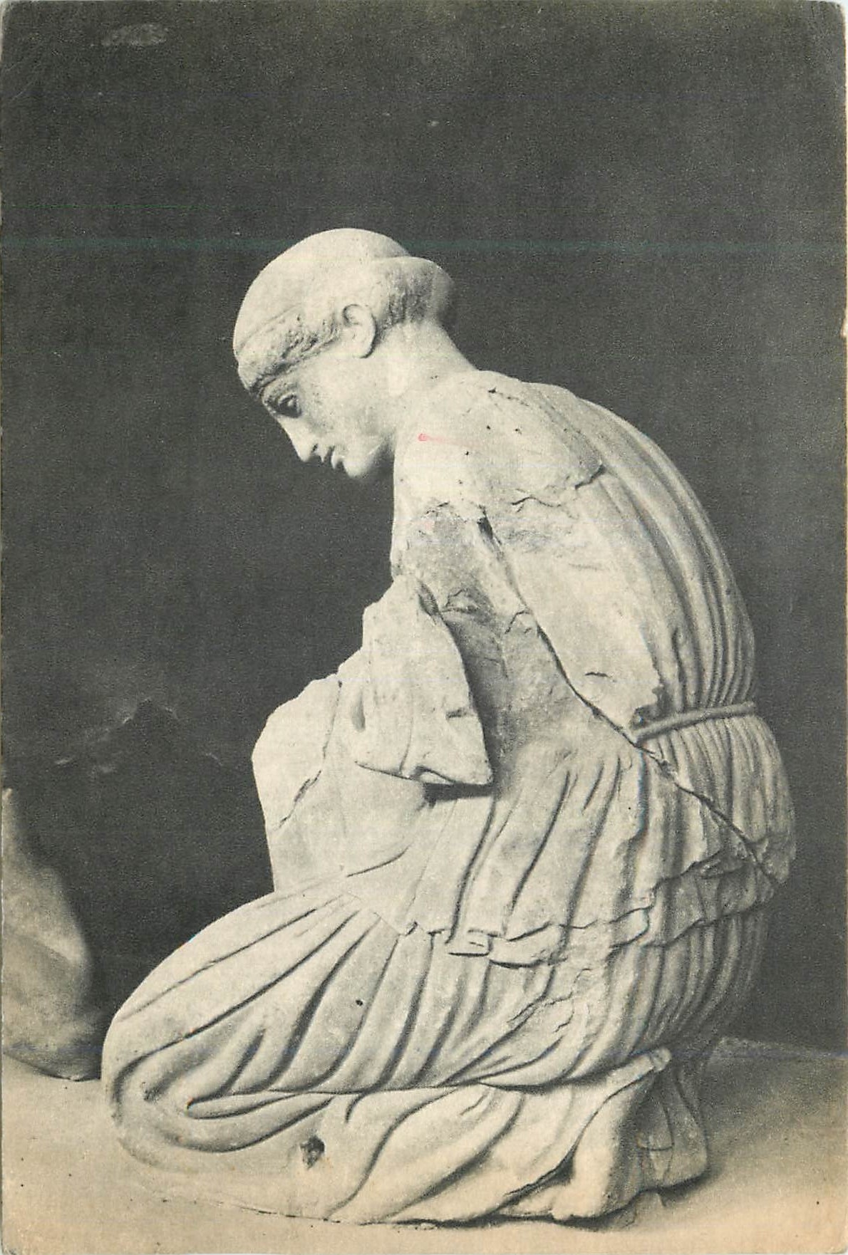 CPM Musee d Olympie Fronton est Femme Agenouillee