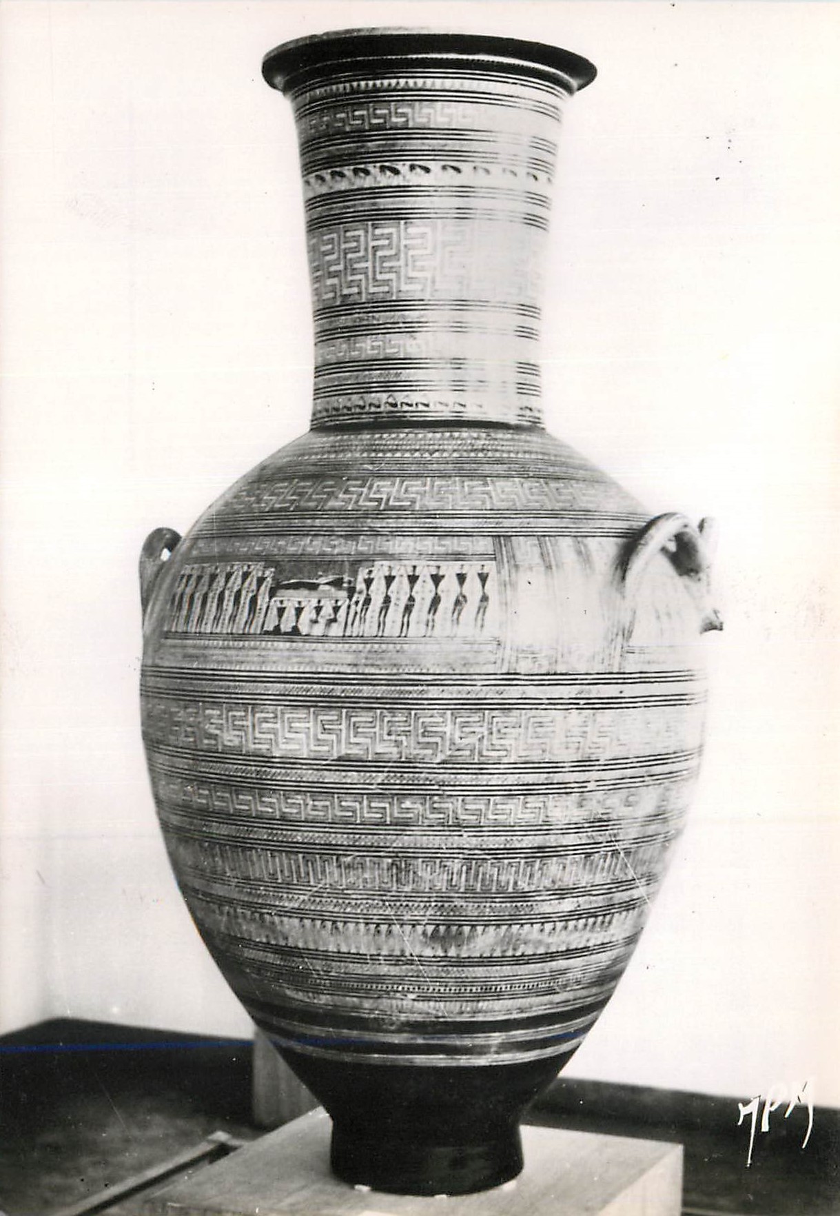 CPM Athenes Musee National Vase funeraire