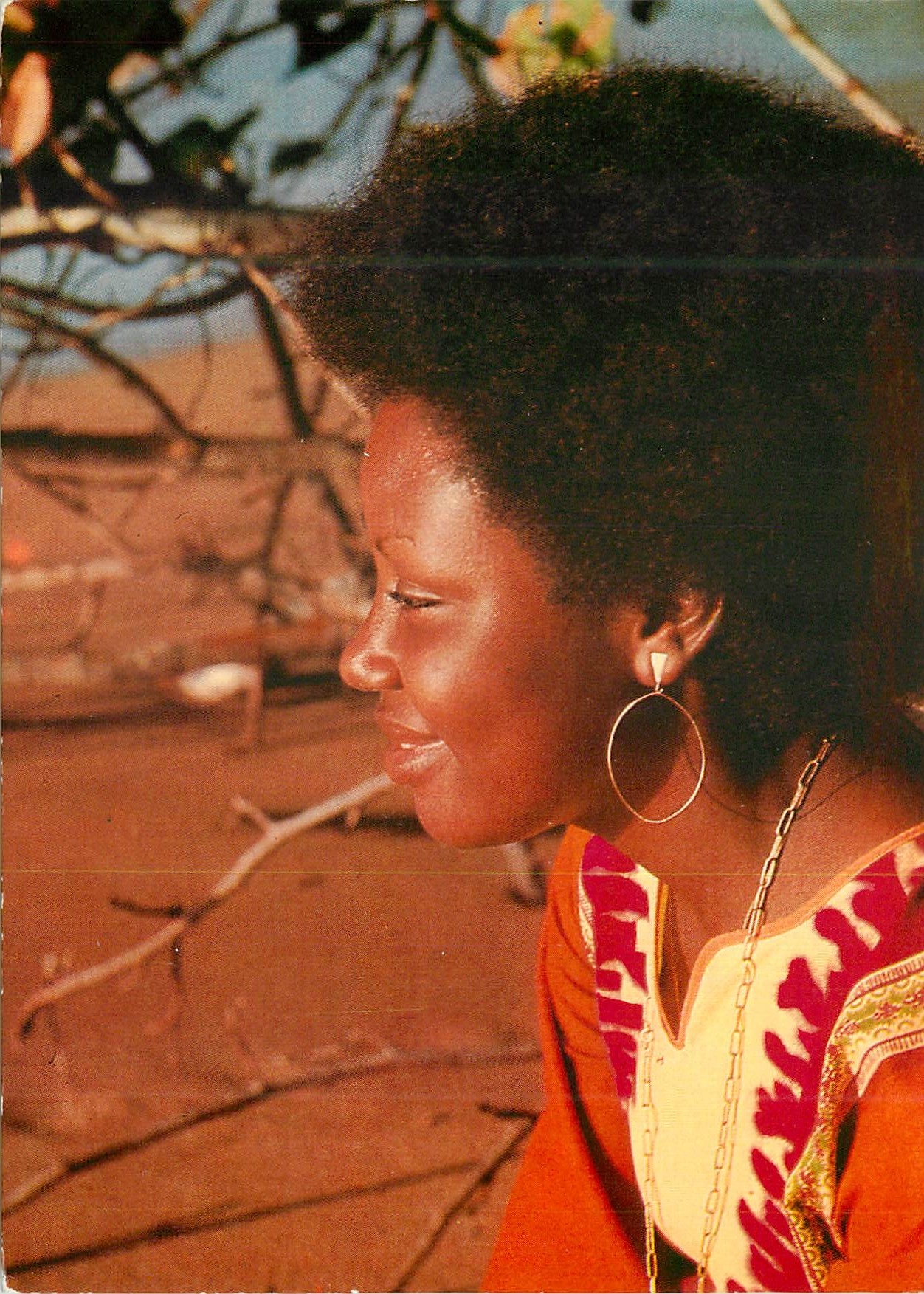 Femme souriante — Guadeloupe — Hachette Antilles, n° 7320