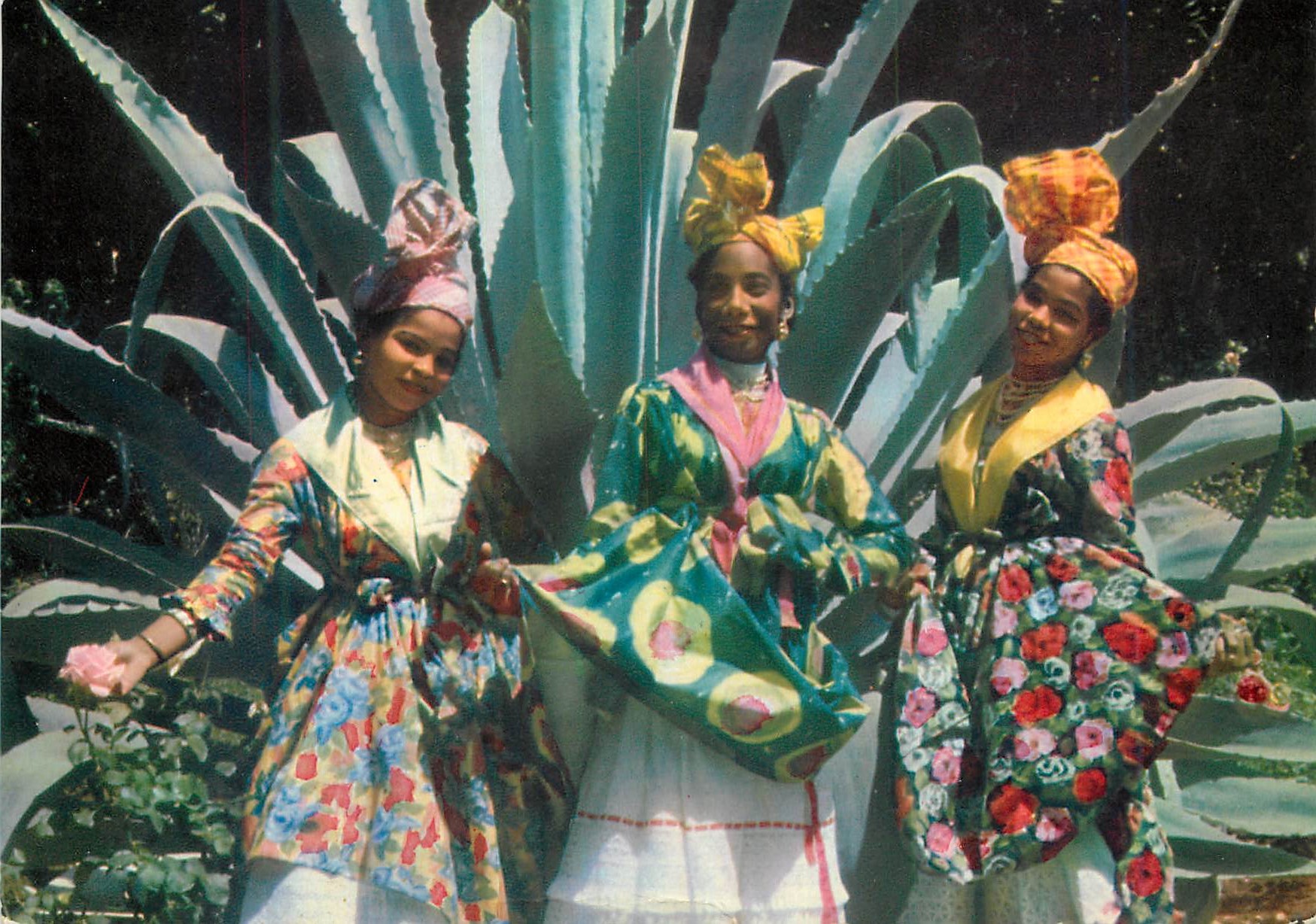 CPM Les Beaux Livres Guadeloupe Entraide Feminine Guadeloupeenne Groupe folklorique