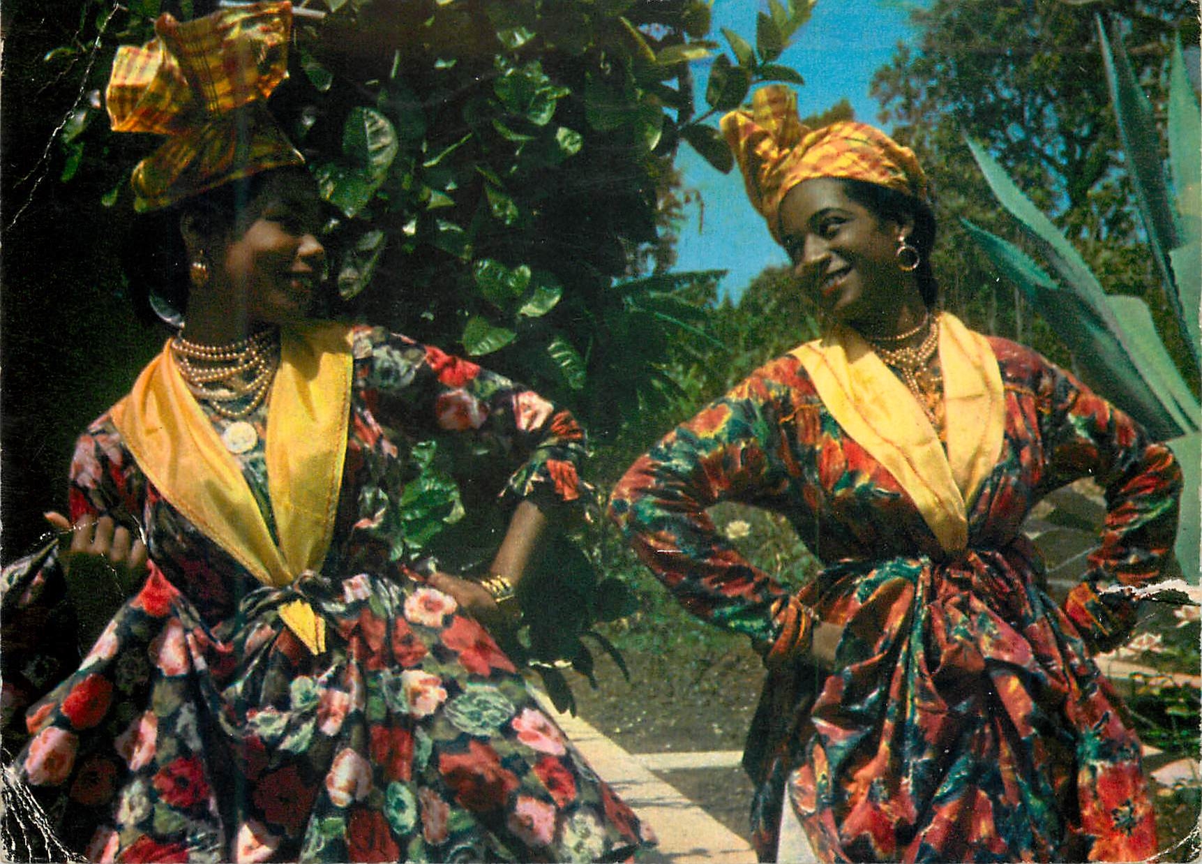 Deux femmes en costumes locaux — Guadeloupe — Édition 'Les Beaux Livres' n°14