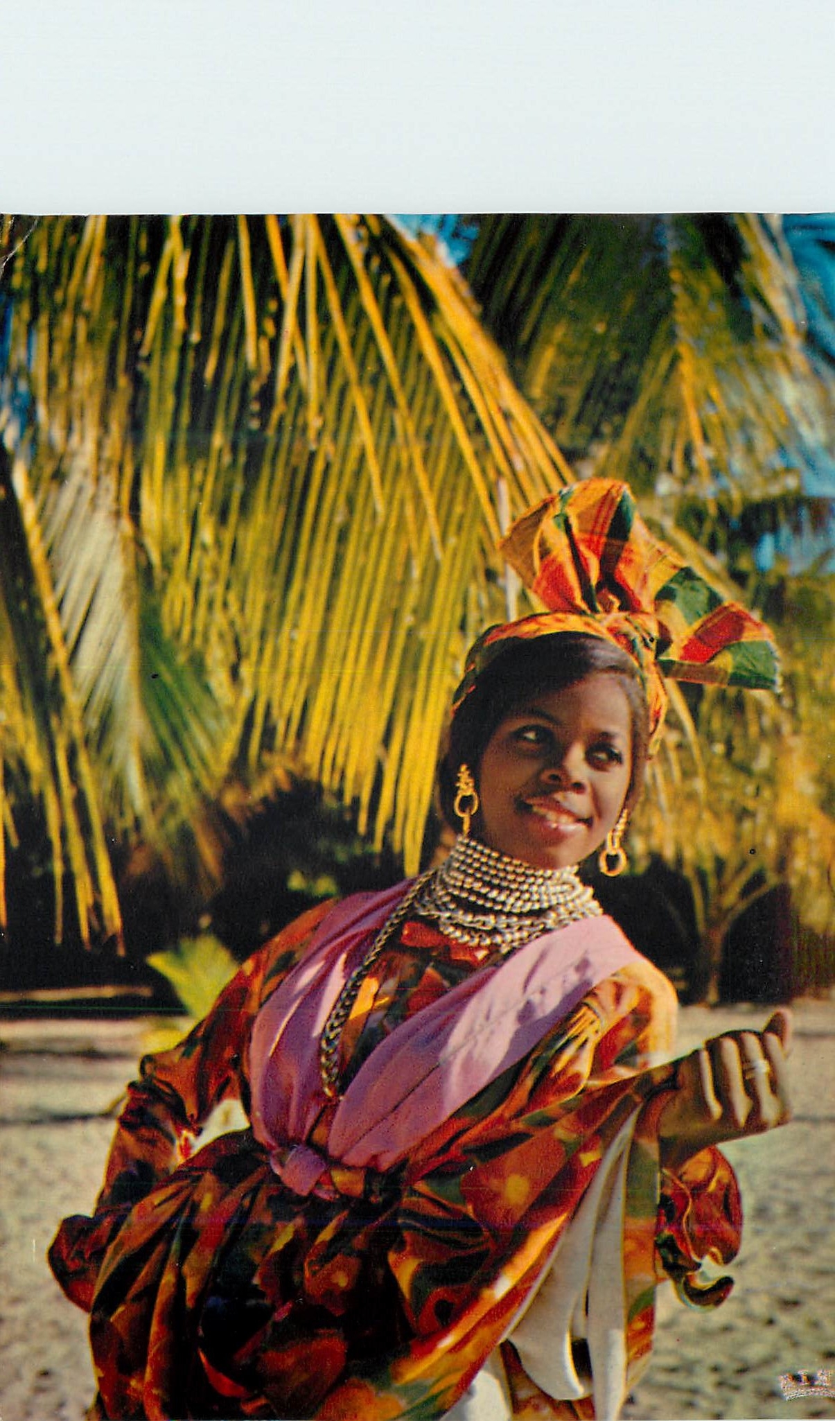 Femme en tenue folklorique — Antilles Françaises — Hachette Antilles