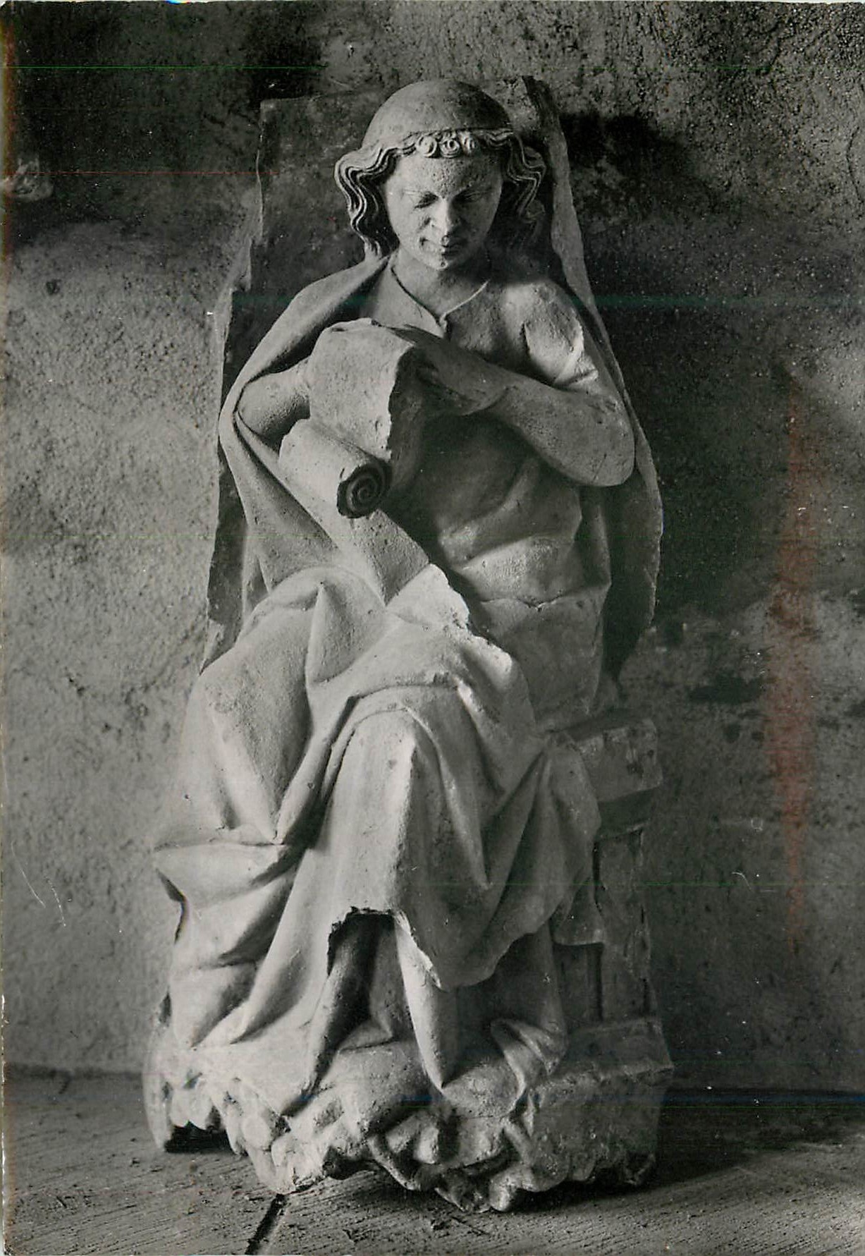 CPM Charroux Vienne Ancienne Abbaye Salle du xv s Statue de Prophete