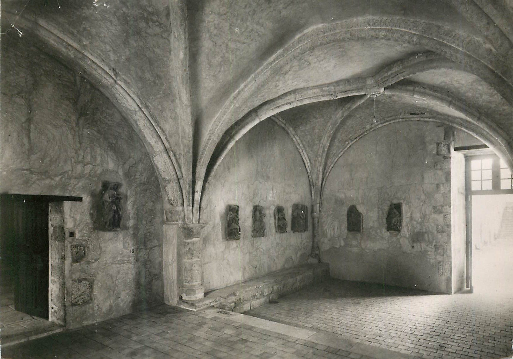 CPM Charroux Vienne Ancienne Abbaye Salle du xv s