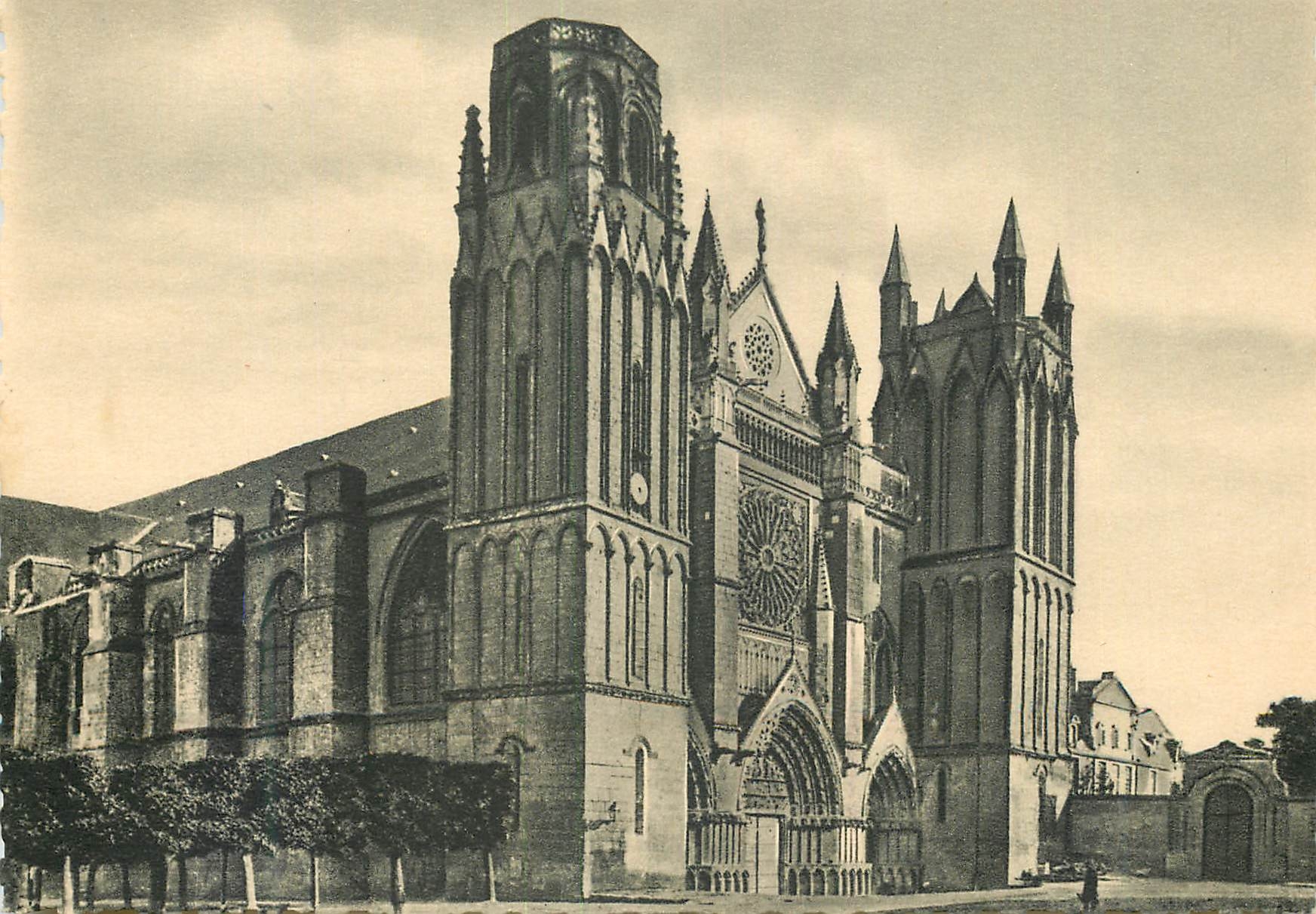 CPM Le Poitou Pittoresque Poitiers Vienne La Cathedrale Saint Pierre xii xiii xiv et l Ancien Eveche
