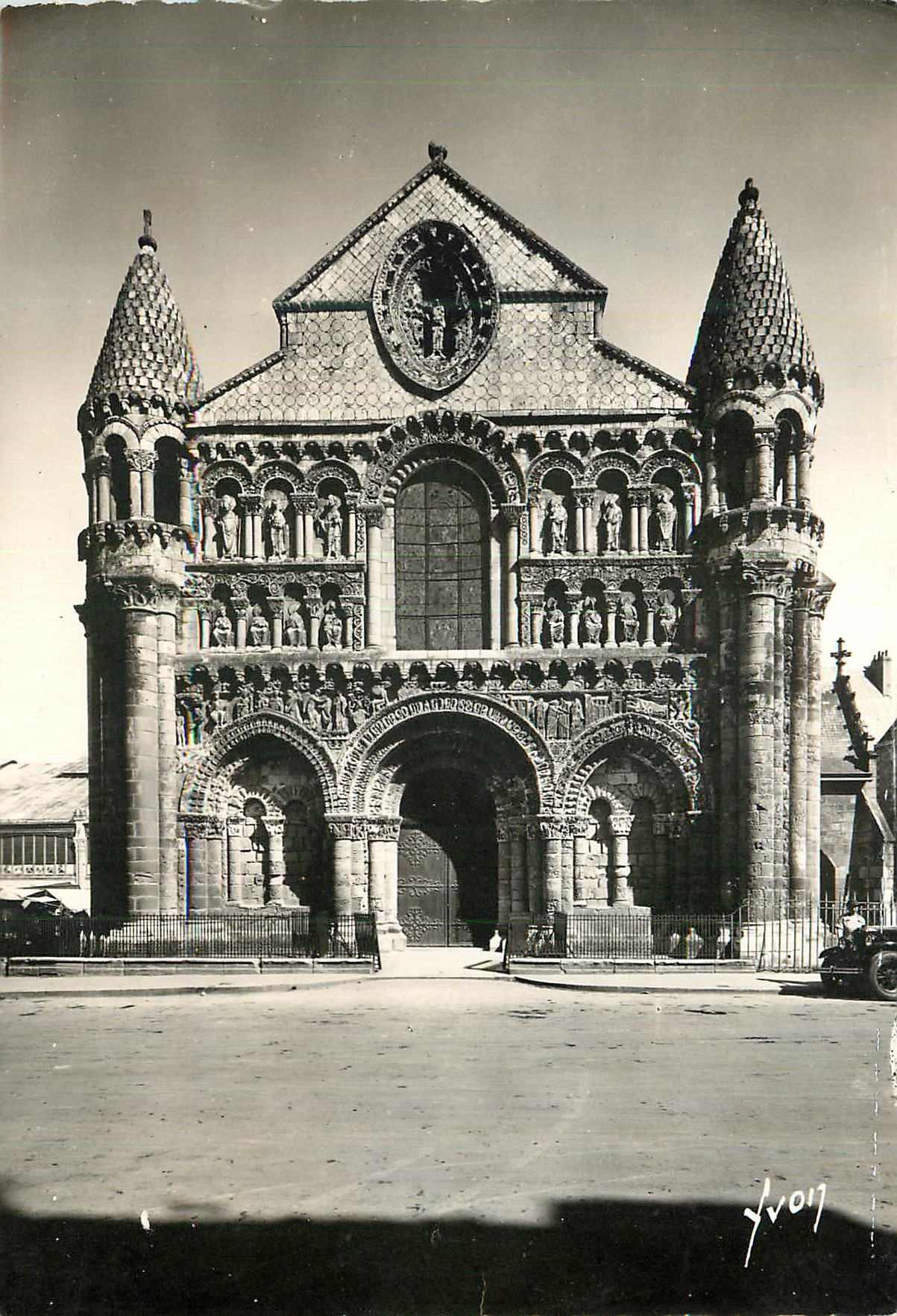 Poitiers (Vienne) — Église N.-D. la Grande, la façade Xlle s. — Éditions d'Art Martel