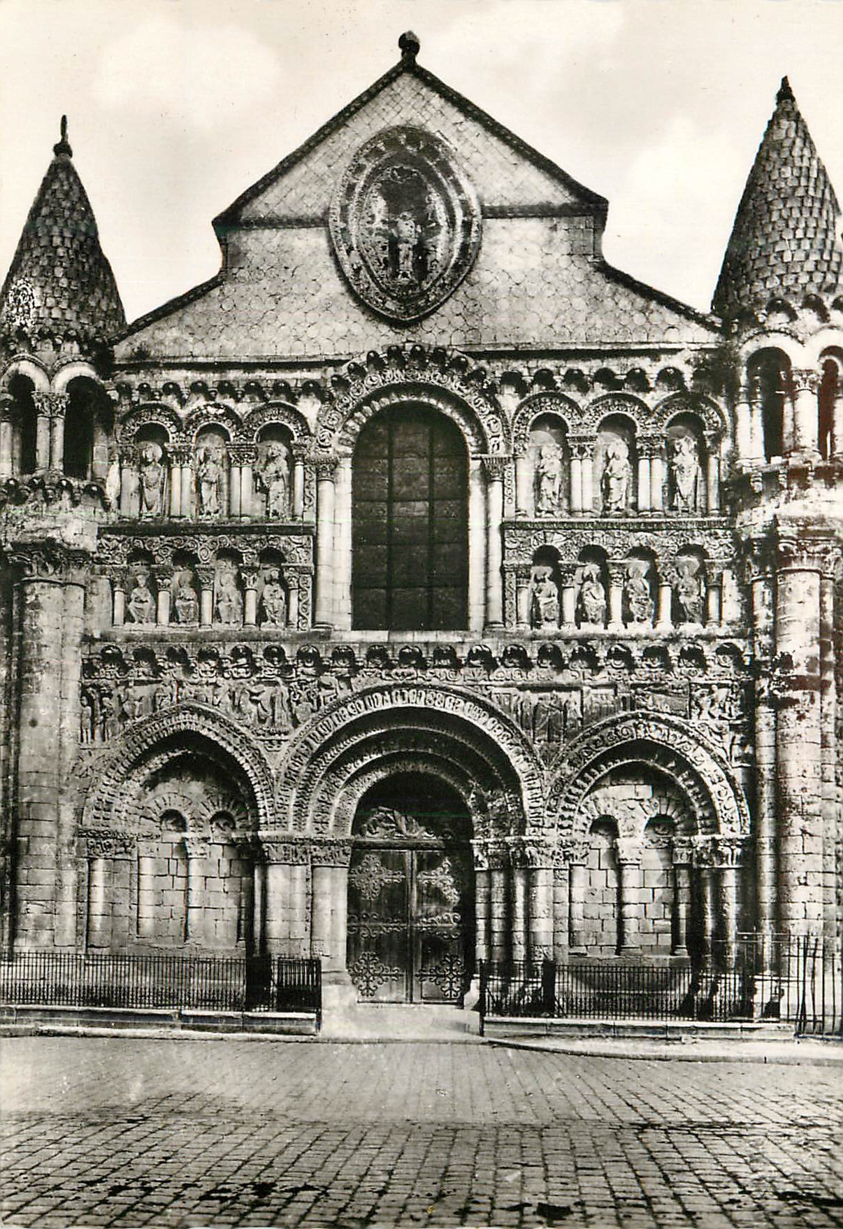 Poitiers (Vienne) — Église Notre-Dame la Grande, façade ouest (XIIe siècle) — J. ROBUCION, Poitiers, N° 53