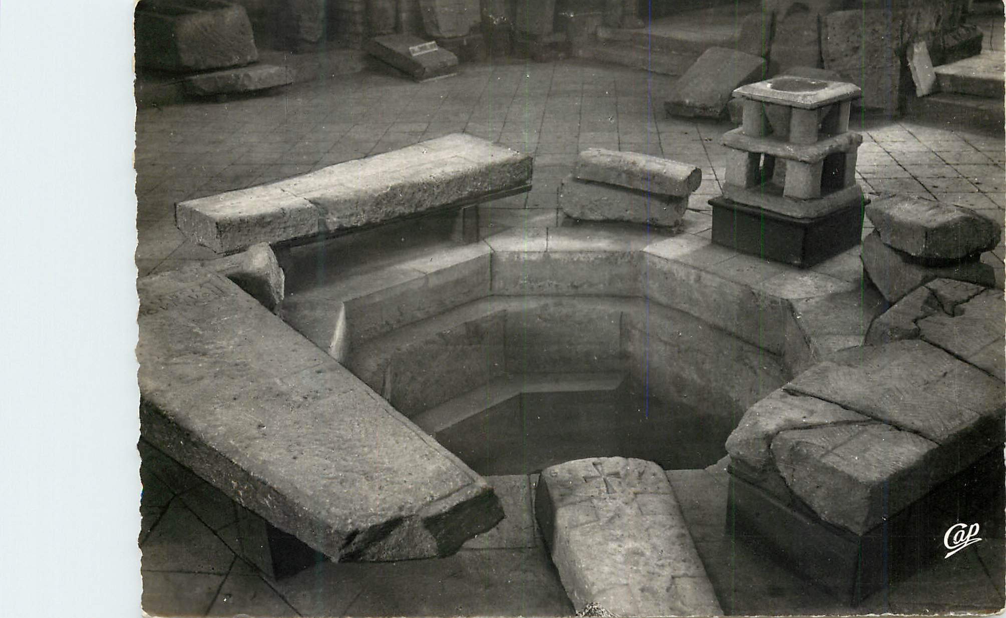 CPM Poitiers Piseine du Baptistere Saint Jean iv Le plus ancien Monument Chretien des Gaules
