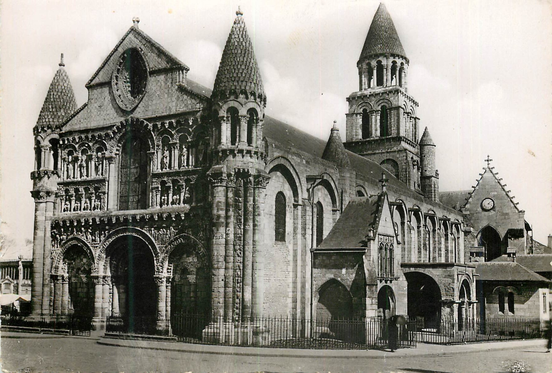 Poitiers (Vienne) — Église Notre-Dame la Grande. Façades Ouest et Sud (XIe, XIIe et XVe siècles) — J. ROBUCHEON, Photo Éditeur, Poitiers, n° 34