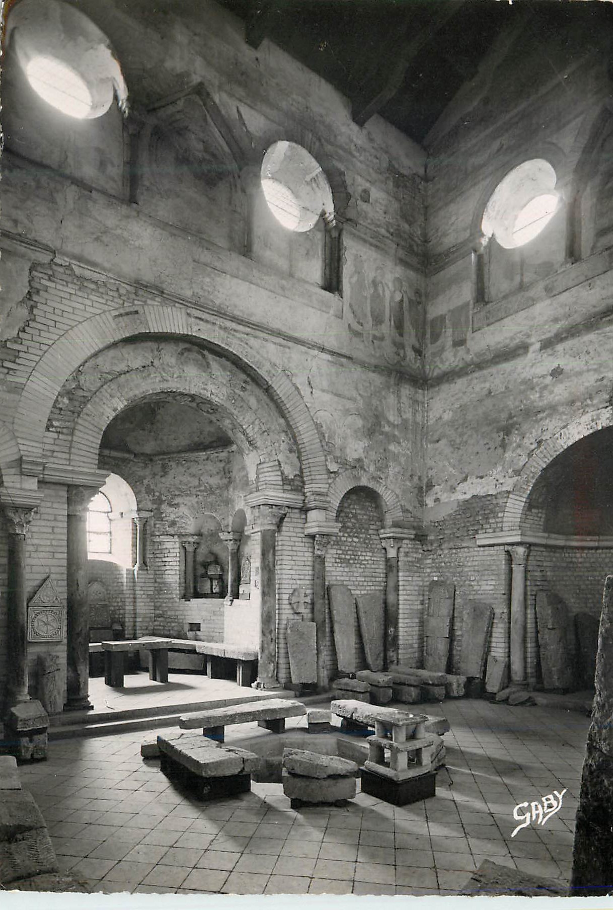 Poitiers (Vienne) — Intérieur du Baptistère Saint-Jean — Éditeur Caby, n°61