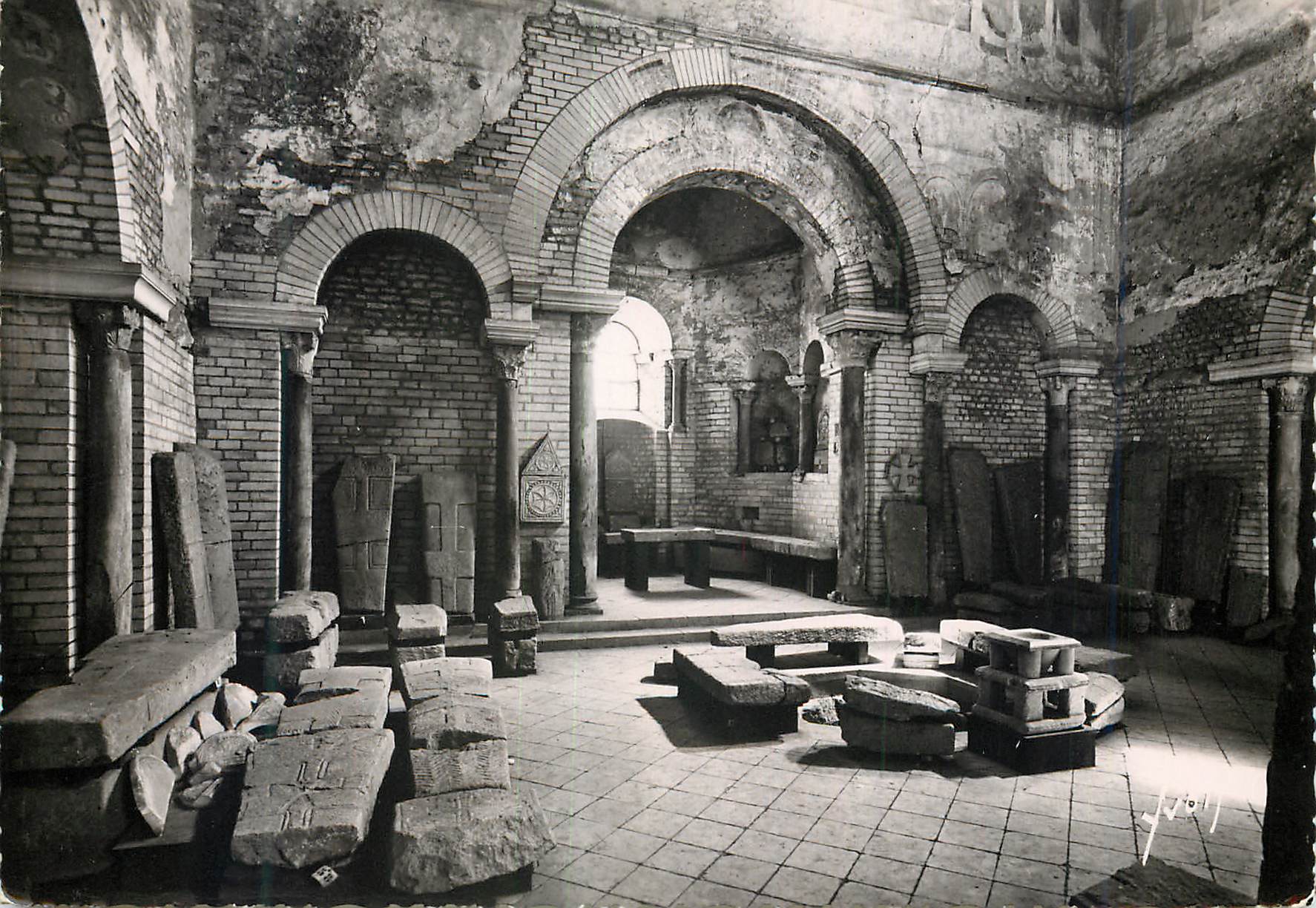 CPM Poitiers Vienne Interieur du Baptistere iv s La pische