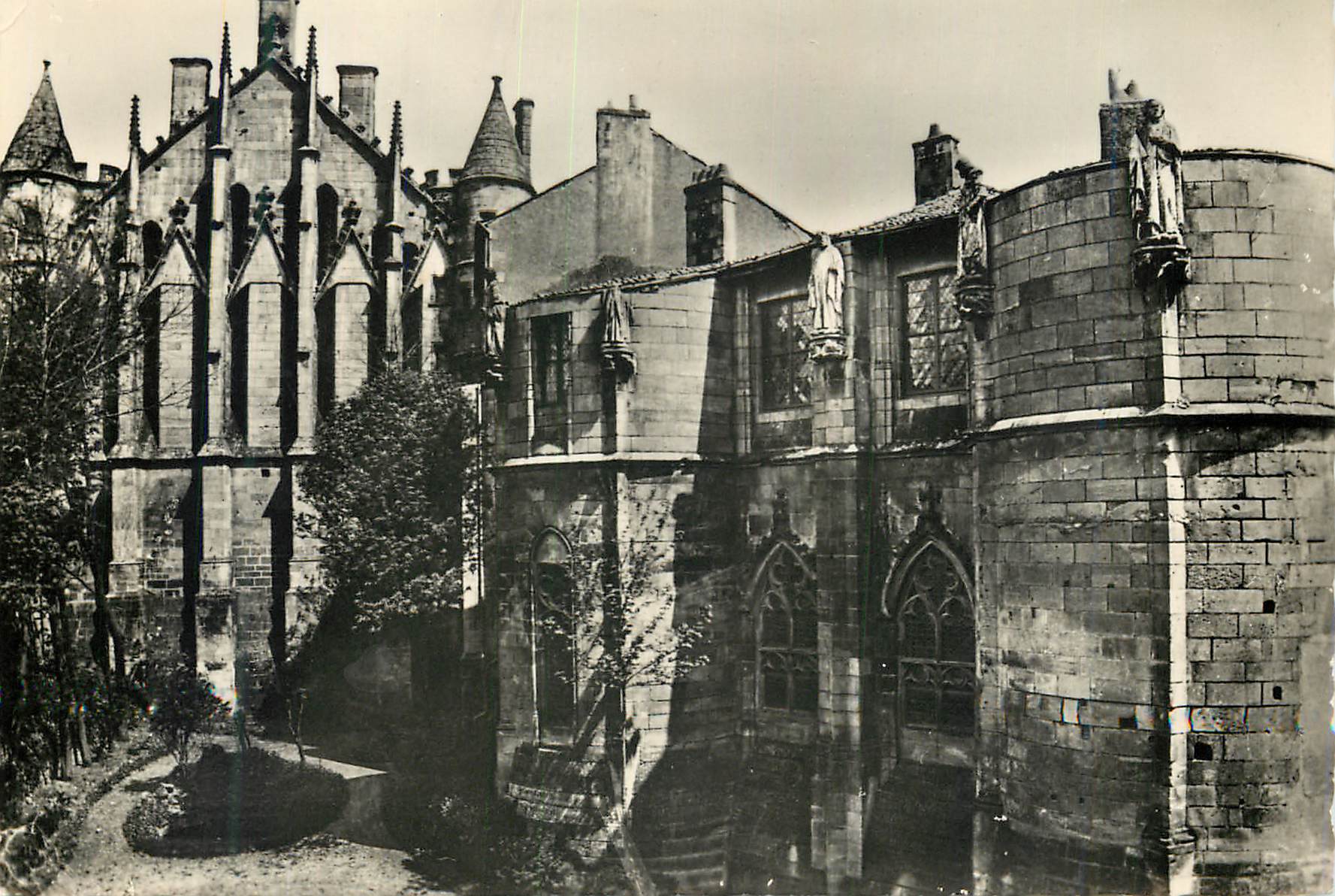 Poitiers (Vienne) — Le chevet de la Salle des Pas Perdus et de la Tour Maubergeon — J. Robuchon, N° 40