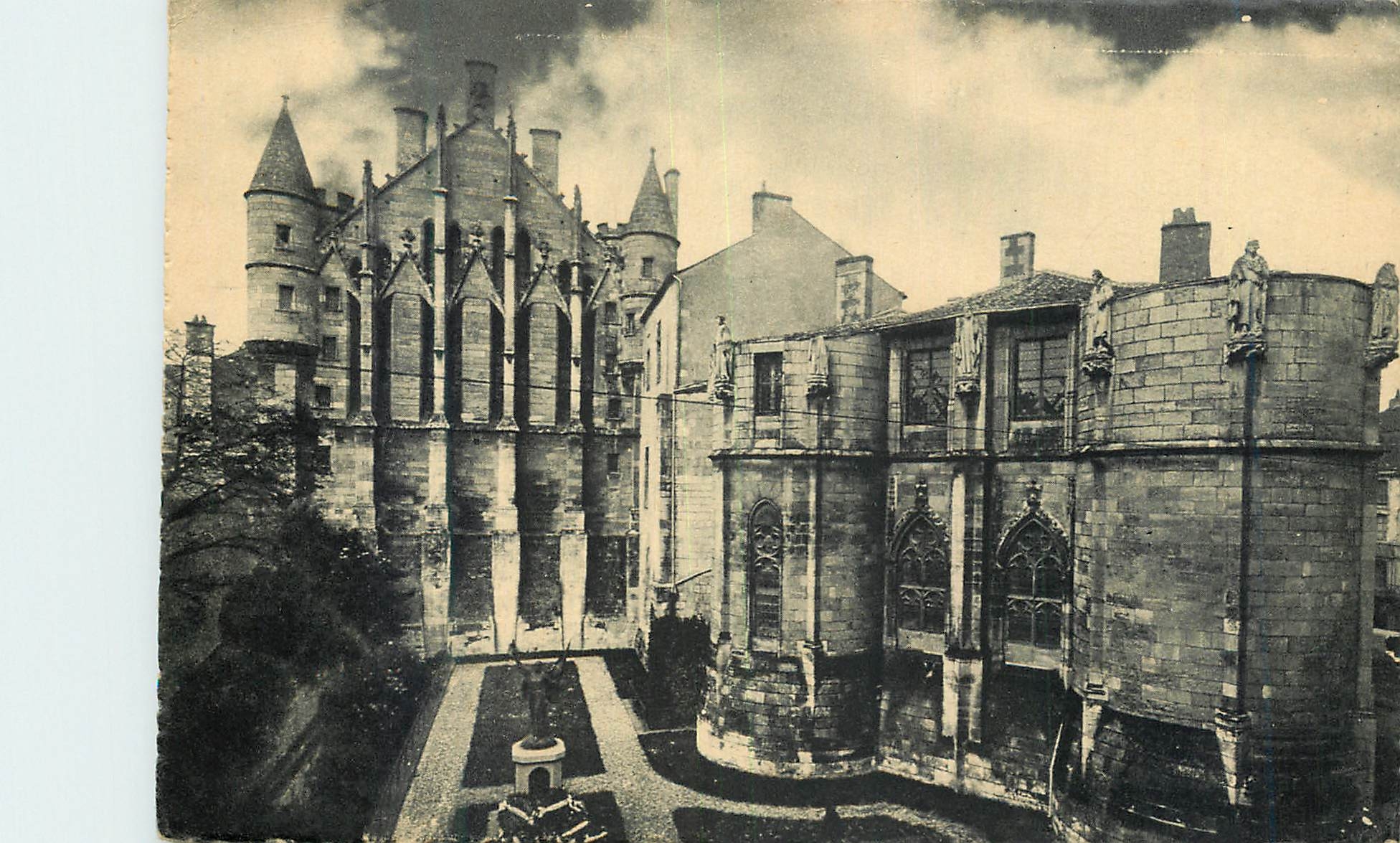 Poitiers — Ancien Palais des Ducs d'Aquitaine, actuellement Palais de Justice — Hélograviure Combier & Cie