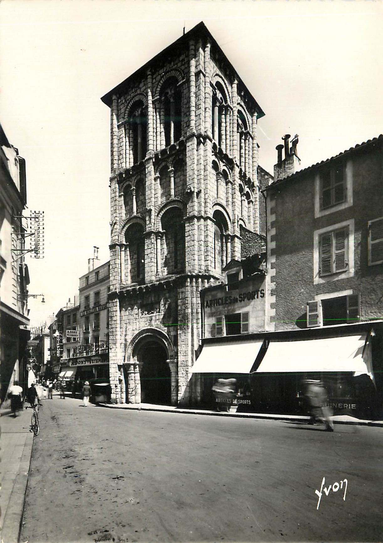 Tour St-Porchaire — Poitiers (Vienne) — Yvon