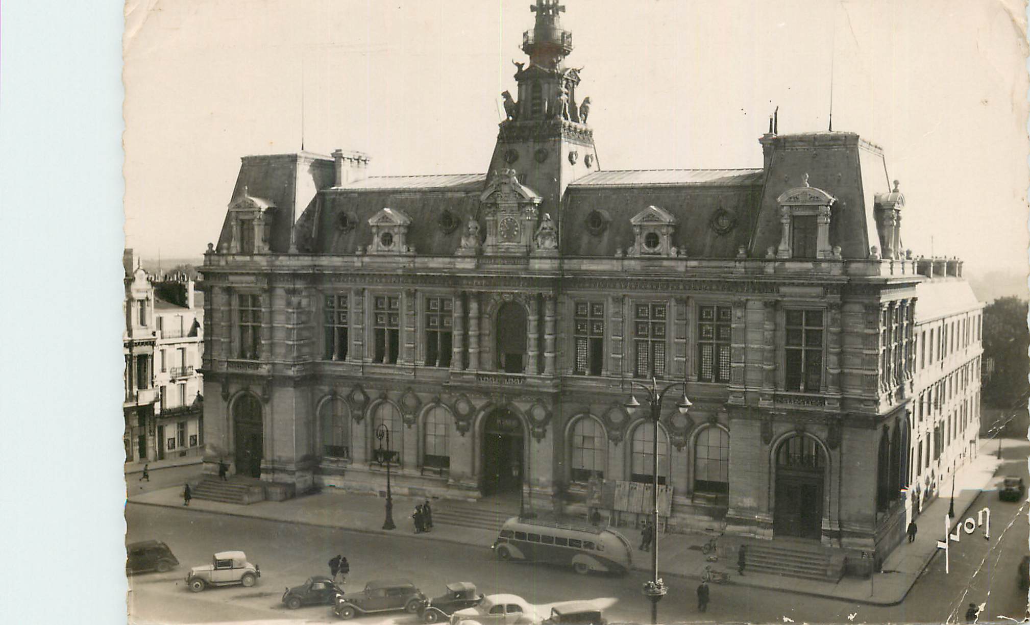 Hôtel de Ville de Poitiers — vue générale — Véritable Photo, n° 109