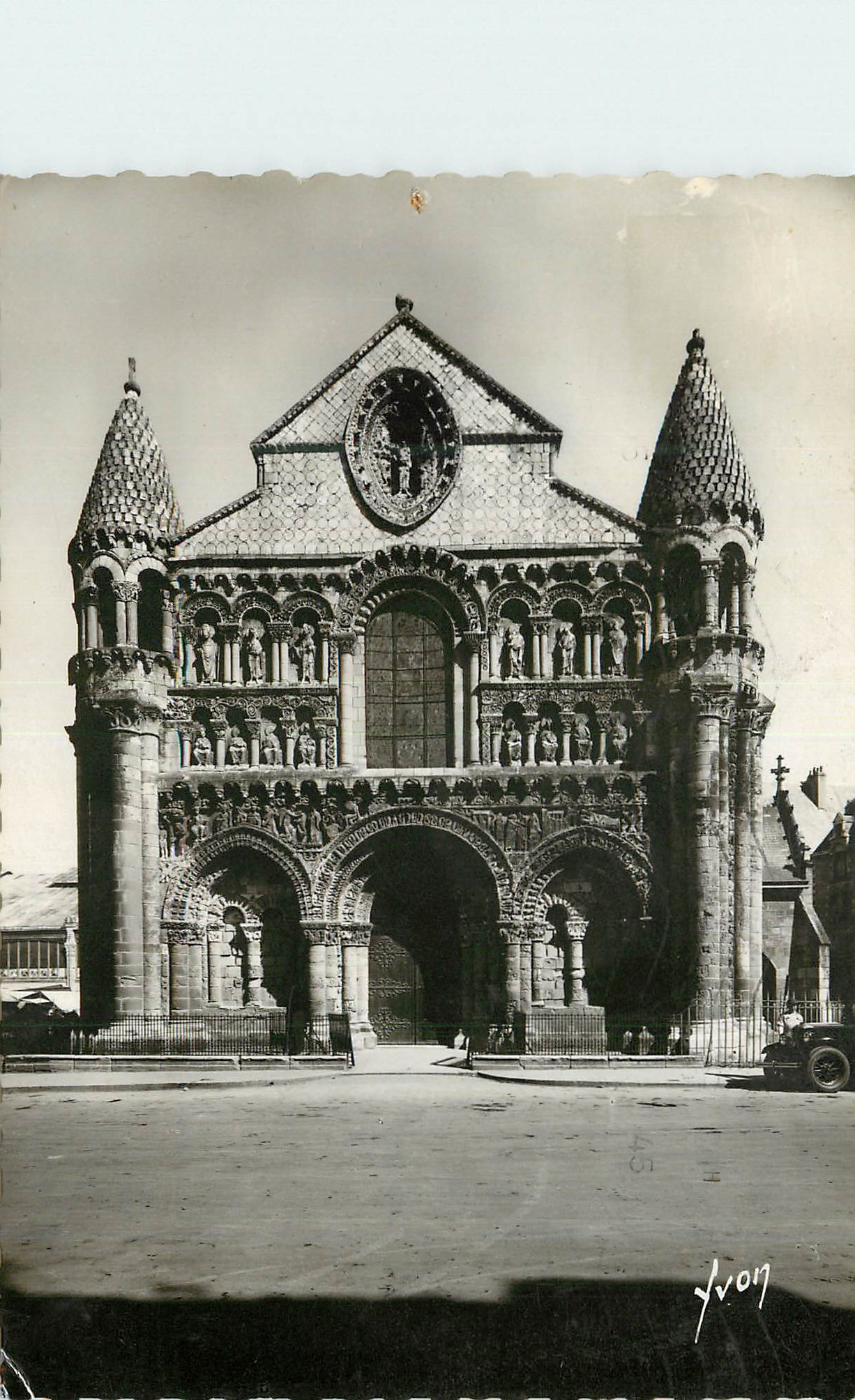 CPM Poitiers Vienne Eglise N D la Grande facade xii s