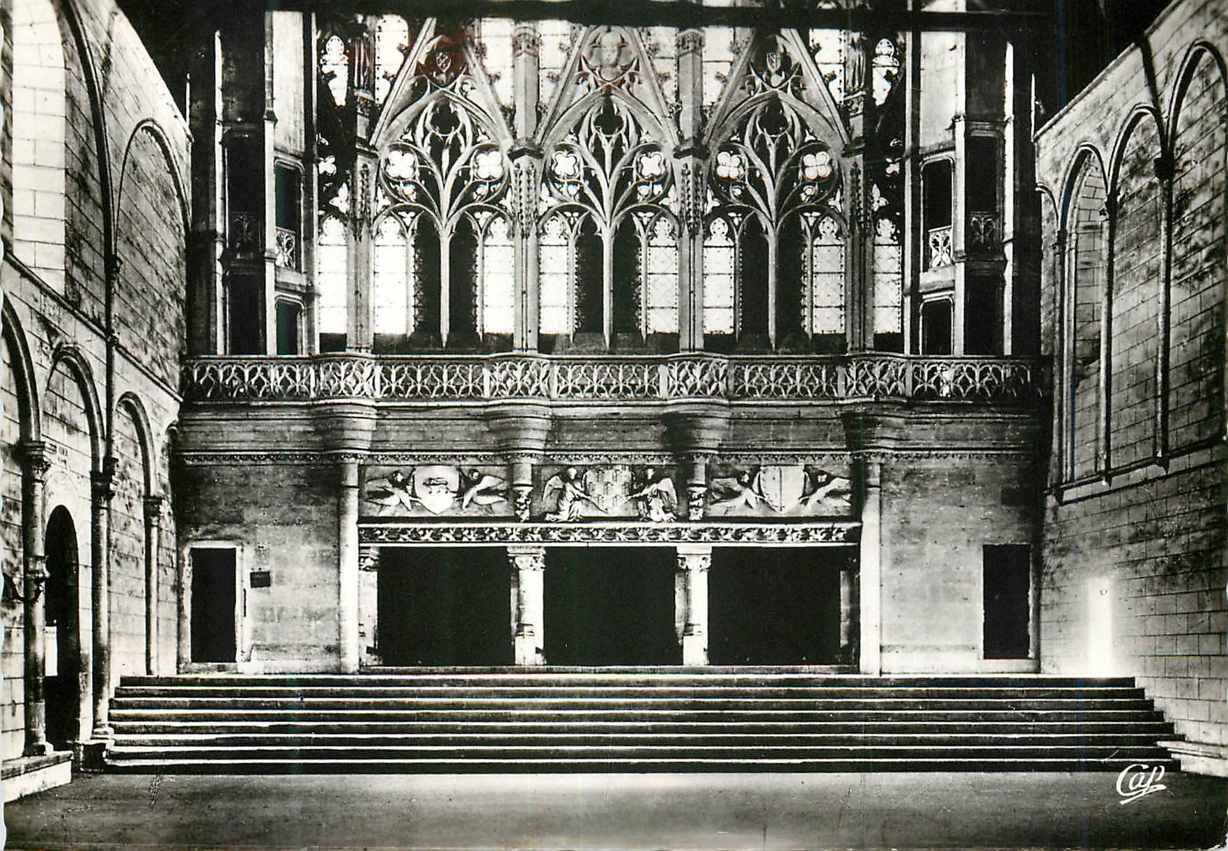 Poitiers — Le Palais de Justice, ancien Palais des Comtes de Poitou, Cheminées du XIVe s. — Capp