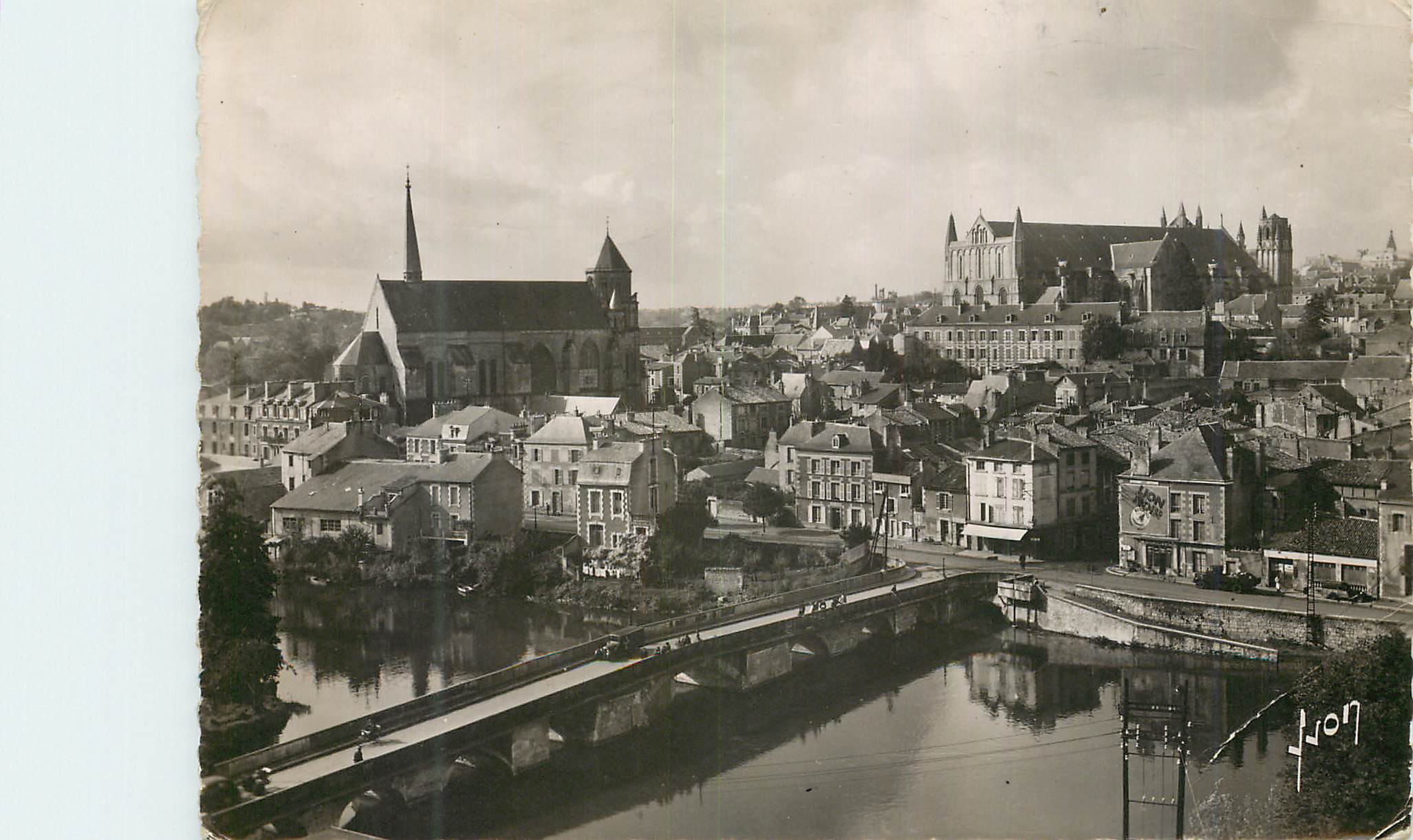 Poitiers (Vienne) — Vue sur le Clain, l'Église Sainte-Radegonde et la Cathédrale — Éditions d'Art Martel, Paris