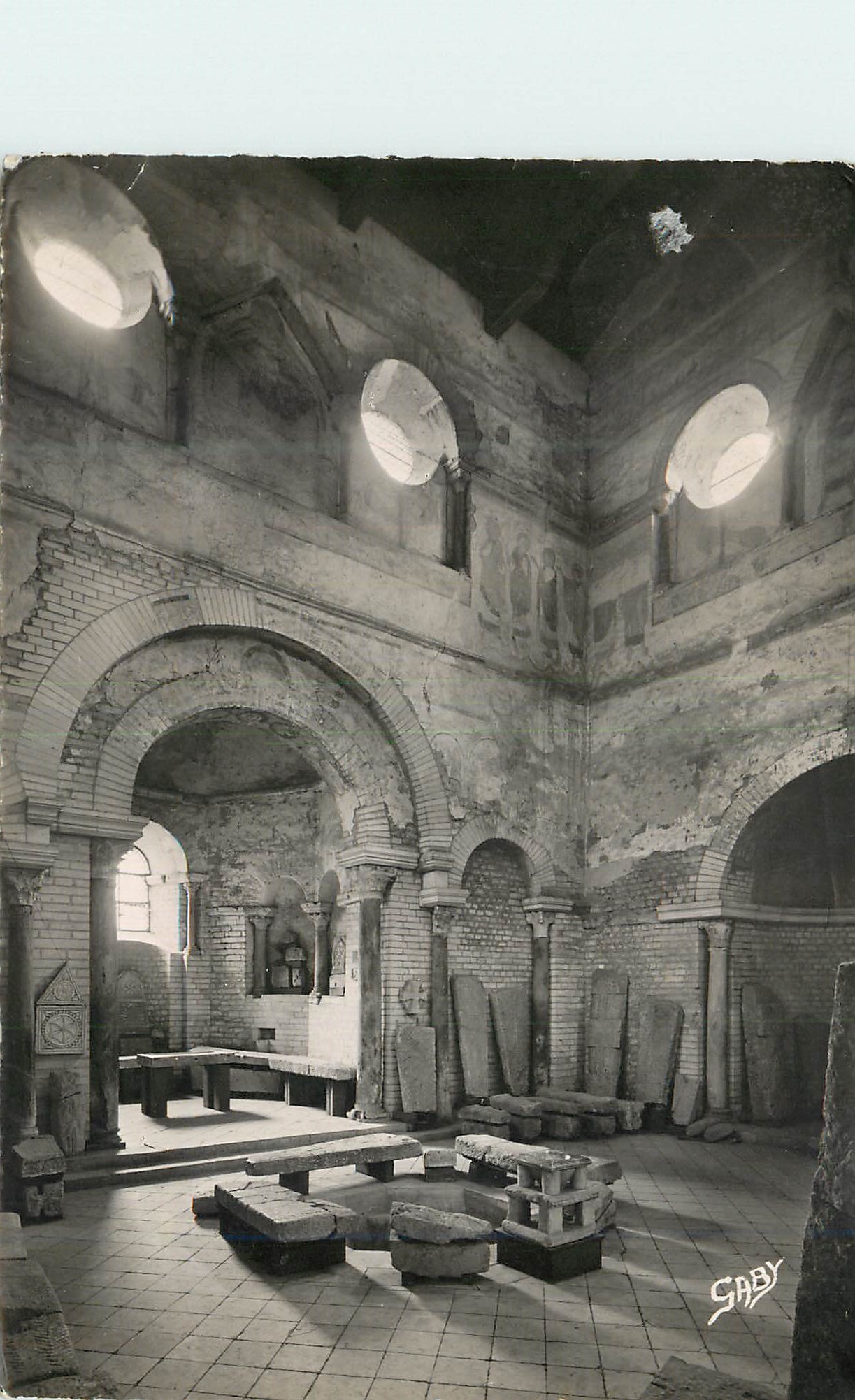 Intérieur du Baptistère Saint-Jean — Poitiers — Éditions Gaby